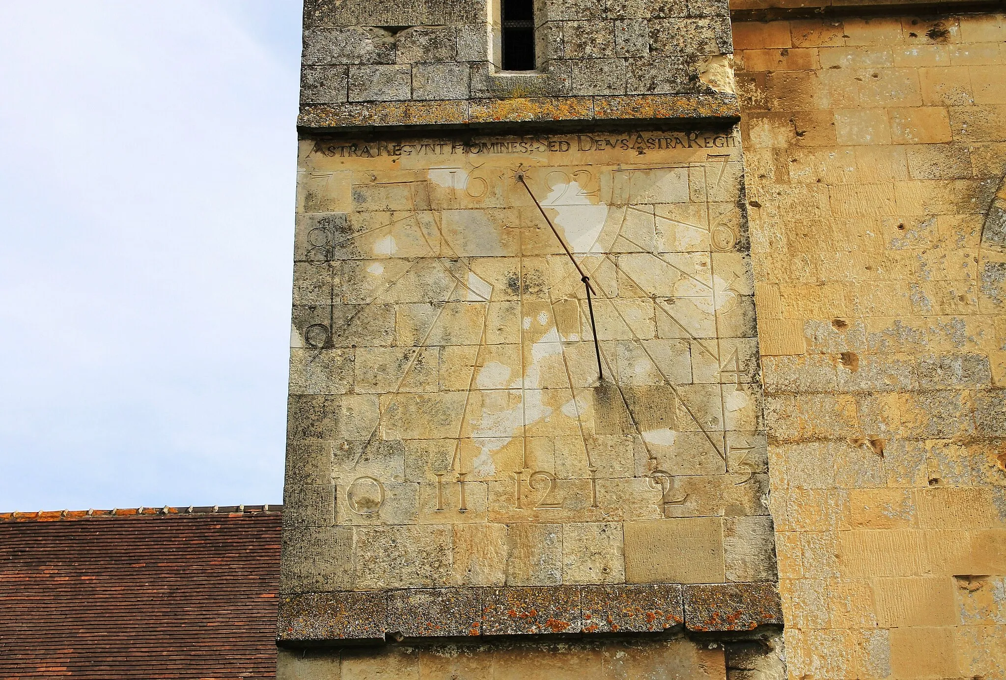 Photo showing: Cadran solaire (1692) de l'église Saint-Germain de Cagny (Calvados) : ASTRA REGUNT HOMINES SED DEUS ASTRA REGIT