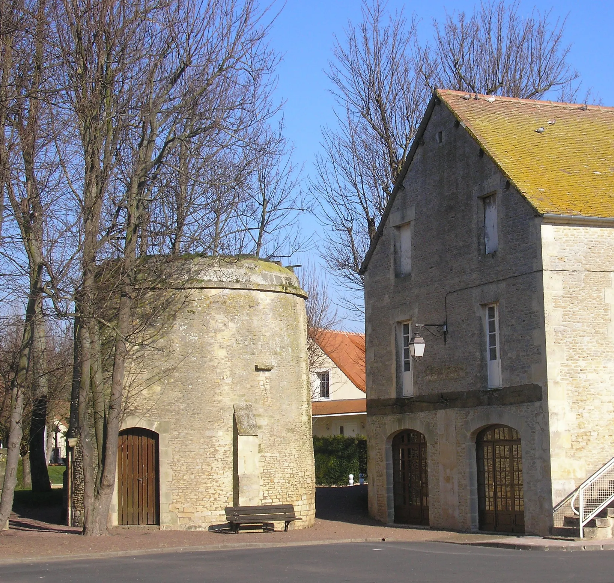 Photo showing: Cambes-en-Plaine (Normandie, France). Le colombier, Place de l'Amitié.