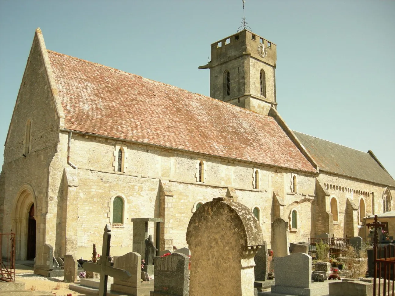 Photo showing: Église de Colleville-Montgomery, dont le chœur est inscrit à l'inventaire supplémentaire des monuments historiques (ISMH, 16/05/1927)