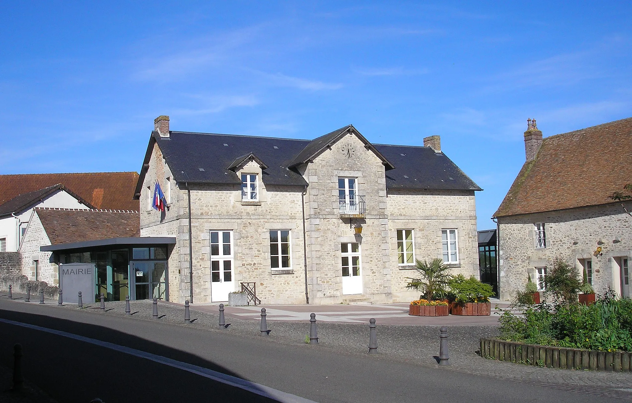 Photo showing: Condé-sur-Sarthe (Normandie, France). La mairie.