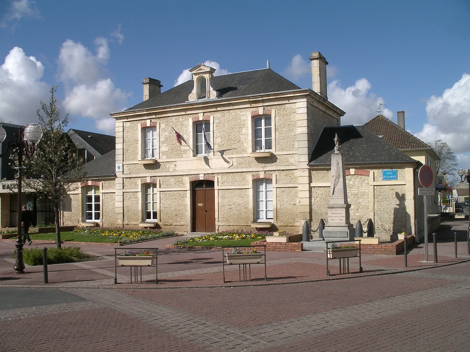 Photo showing: Mairie de Démouville (Calvados)