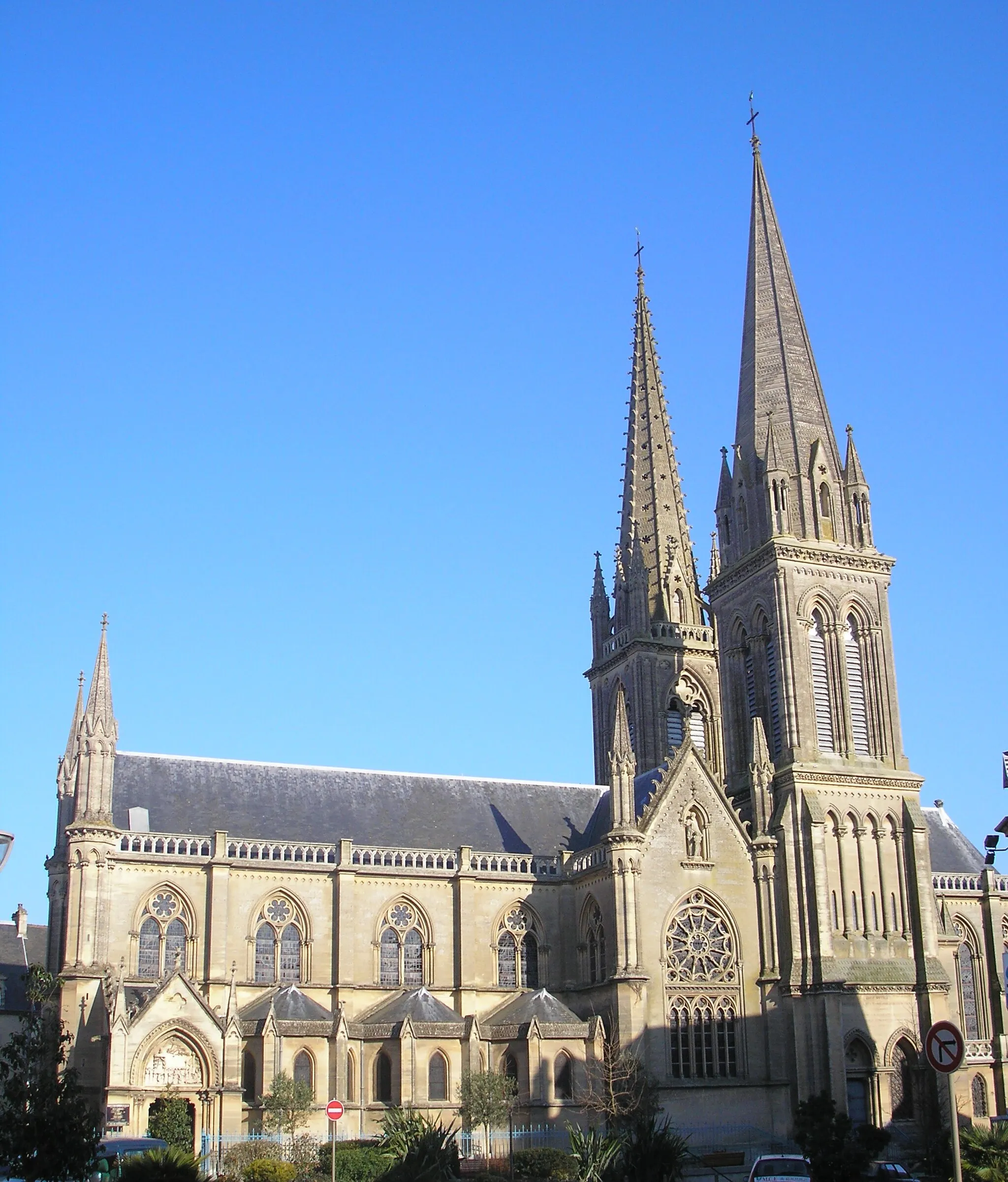 Photo showing: Douvres-la-Délivrande (Normandie, France). La basilique Notre-Dame-de-la-Délivrande.