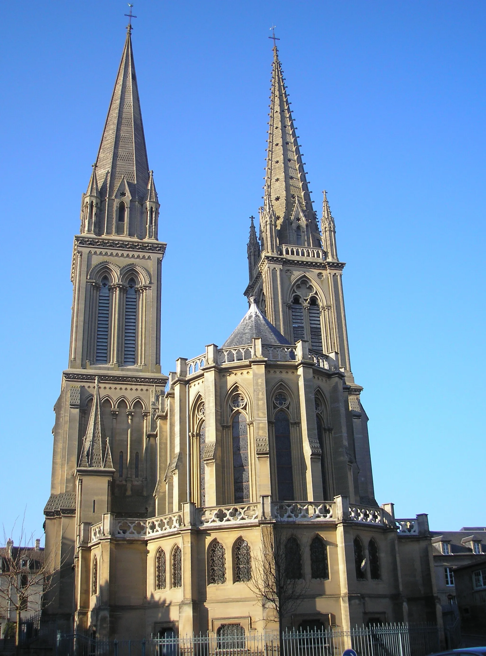 Photo showing: Douvres-la-Délivrande (Normandie, France). La basilique Notre-Dame de la Délivrande, côté chevet.