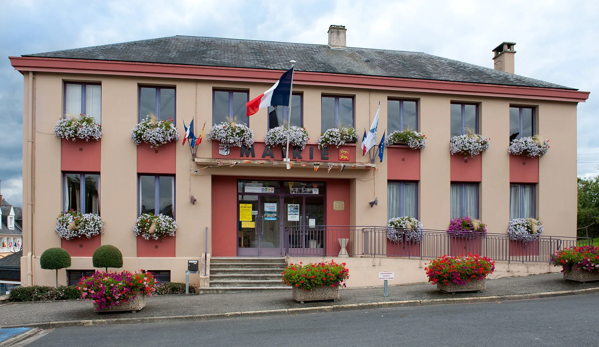 Photo showing: the city hall of Dozulé