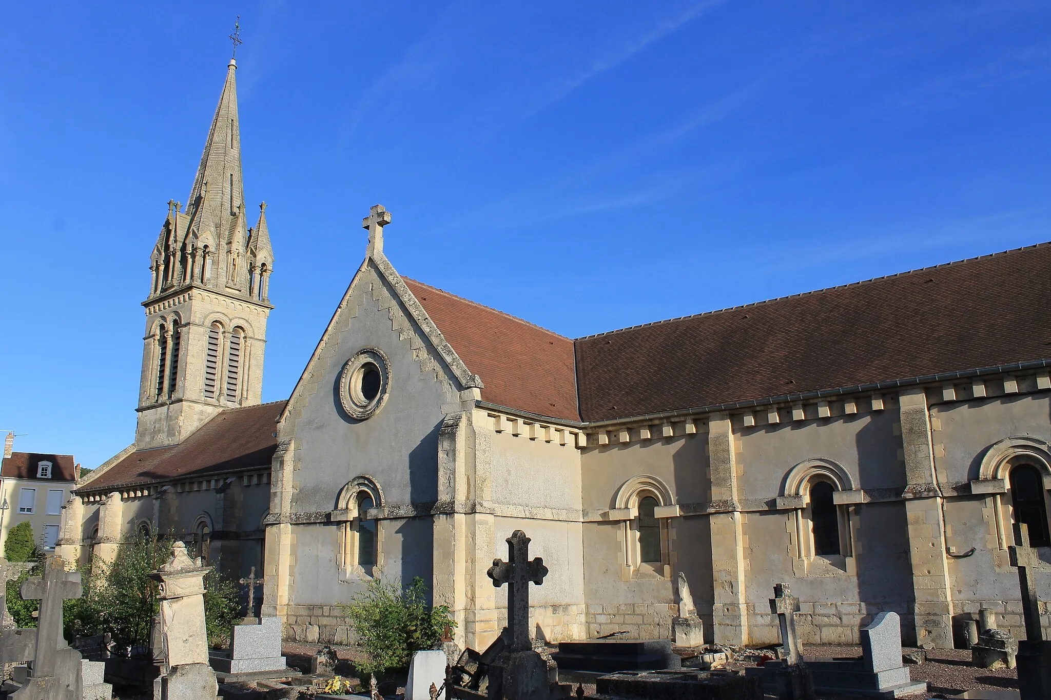 Photo showing: Face nord de l'église Saint-Martin et cimetière de Fleury-sur-Orne (Calvados)