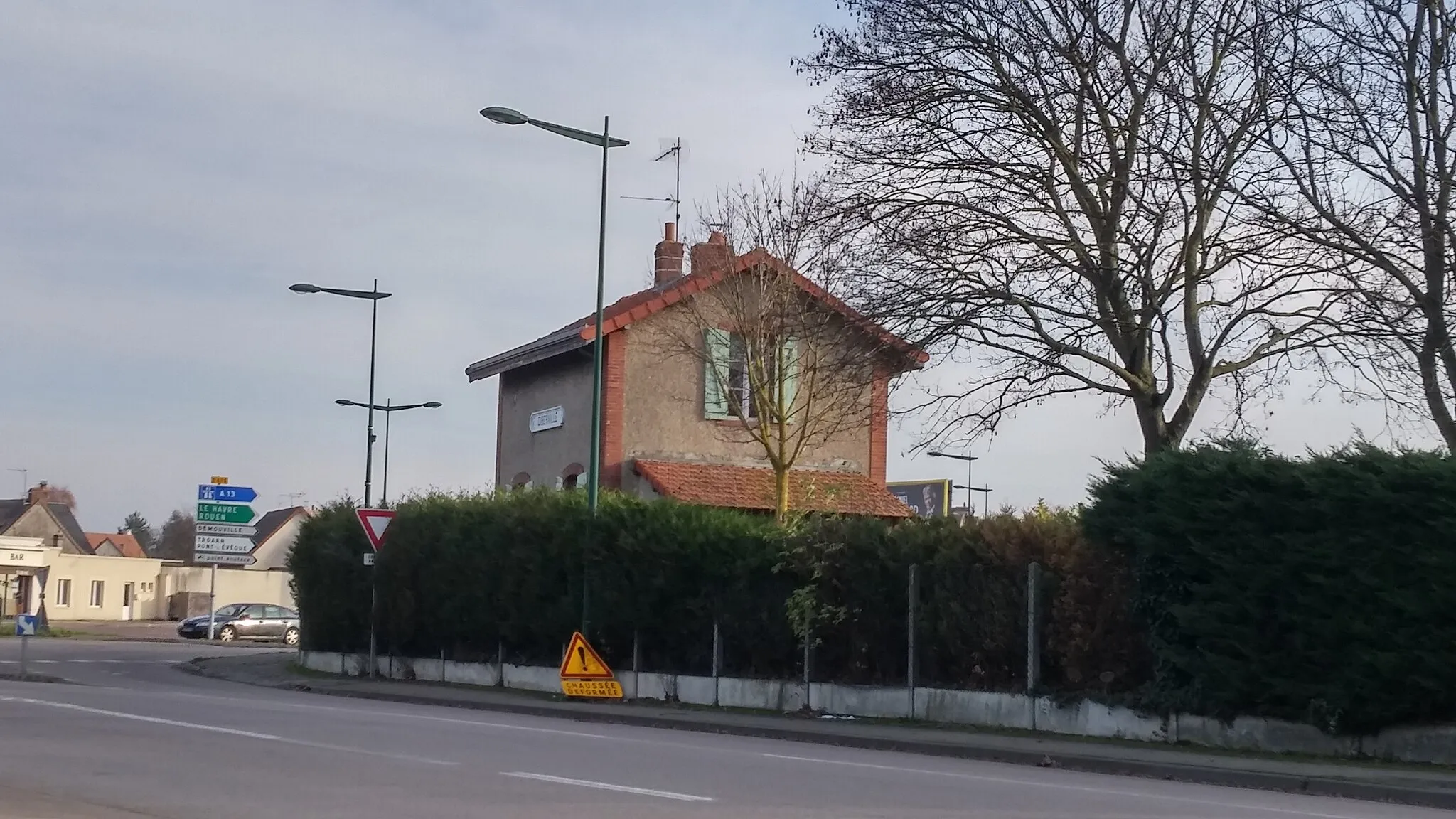 Photo showing: ancienne gare de Giberville sur la ligne de Caen à Dozulé-Putot.