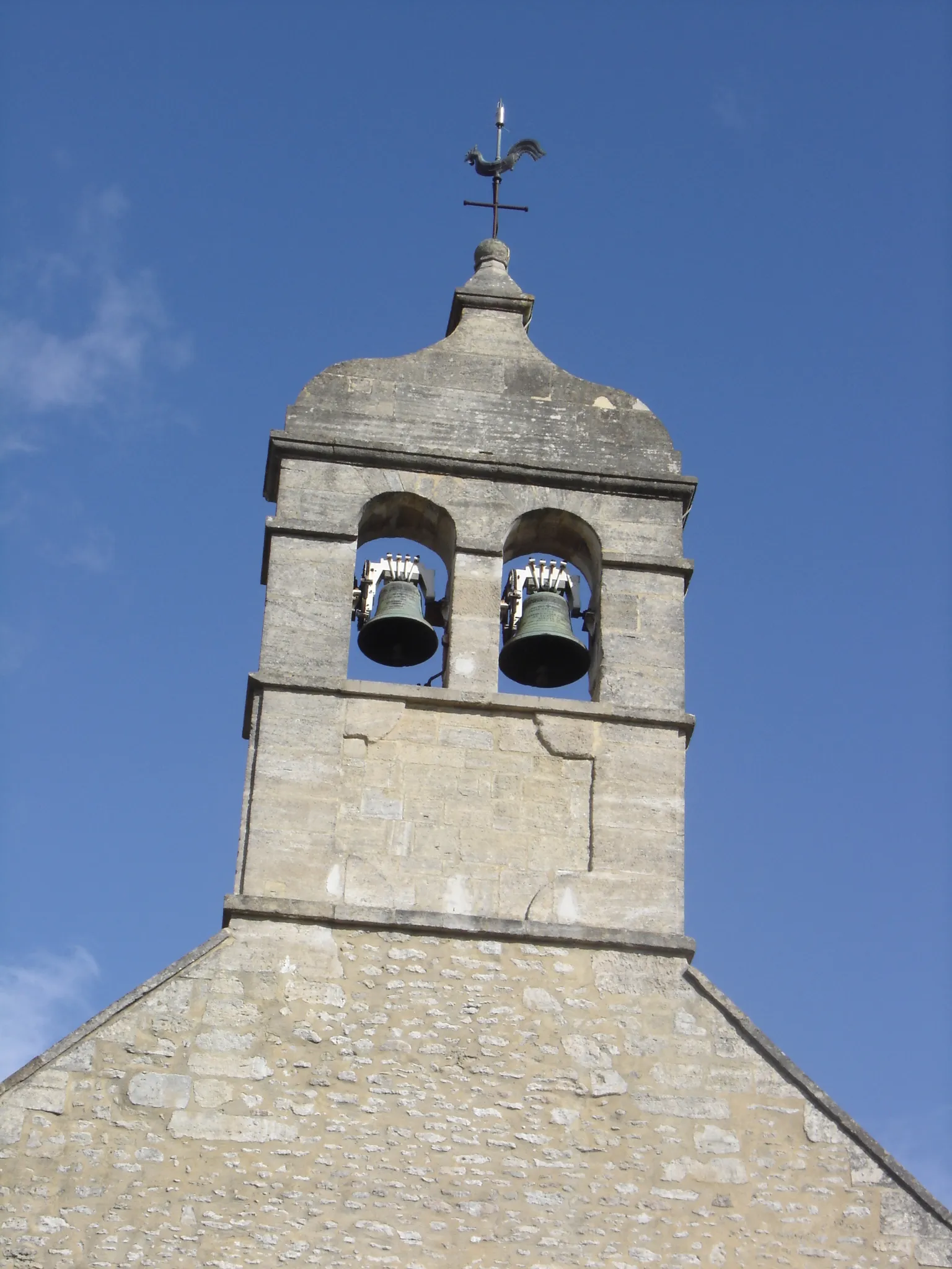 Photo showing: clocher de l'église de Cresserons surmonté d'une girouette