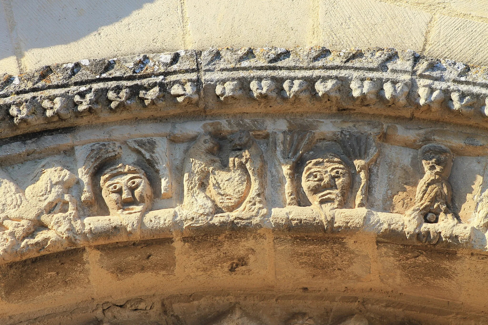 Photo showing: Détail des archivoltes du portail de l'église Saint-André d'Ifs (Calvados)