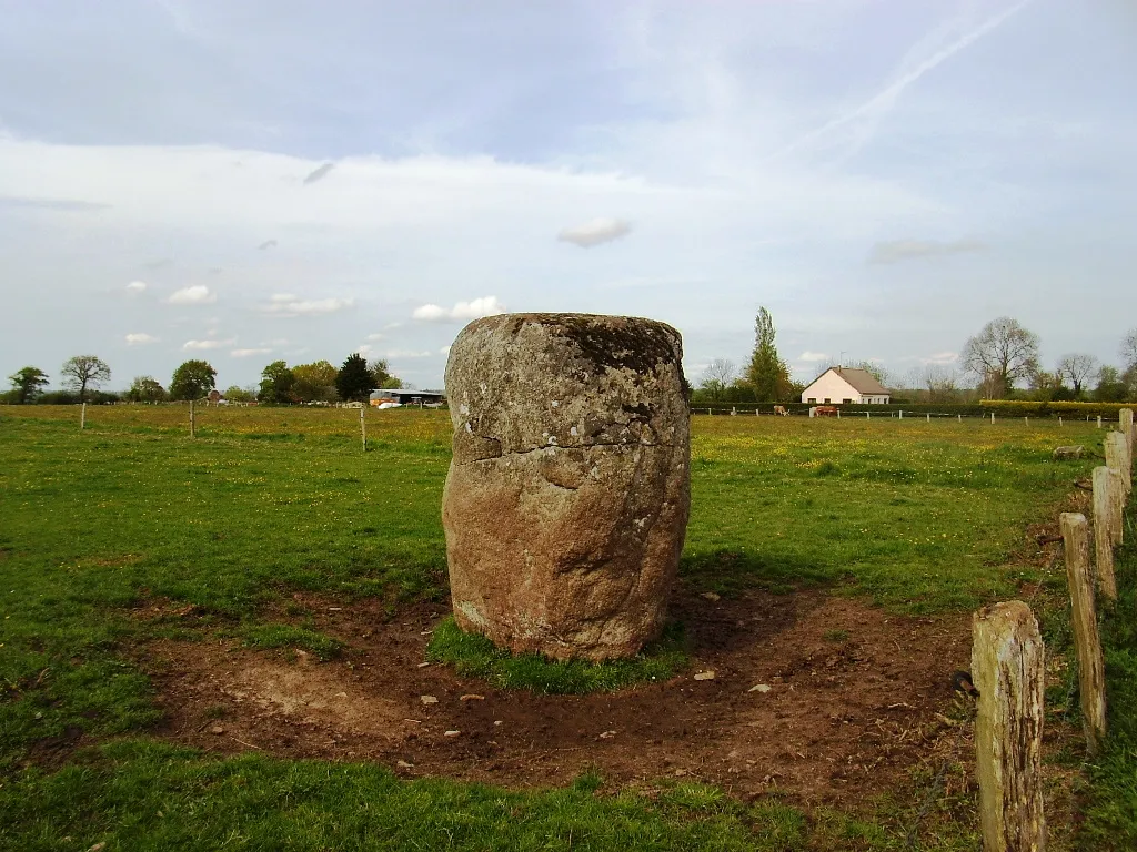 Photo showing: Le menhir de Vaumoisson ou "Pierre du Diable" à Jullouville (50)