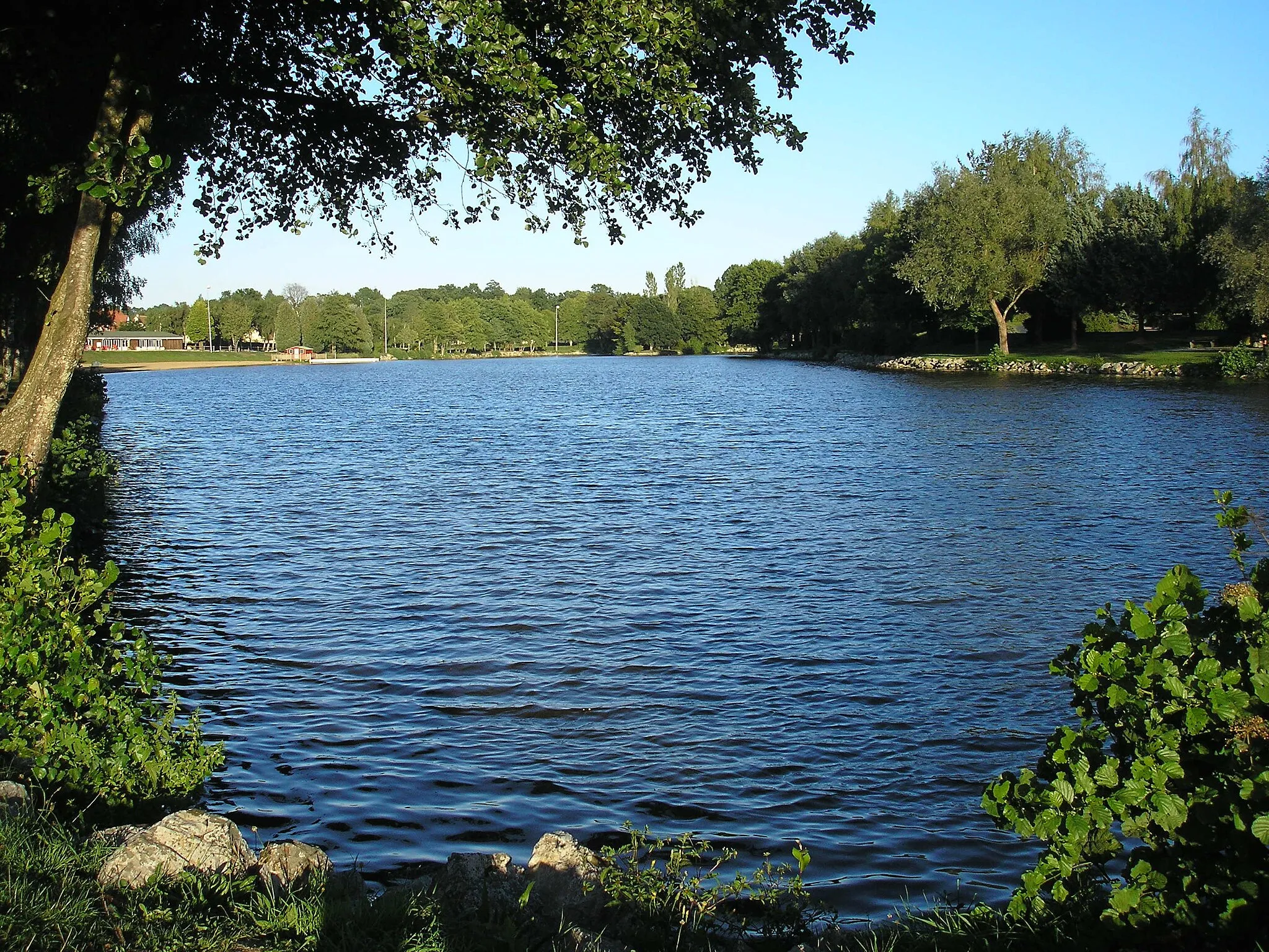 Photo showing: La Ferrière-aux-Étangs (Normandie, France). L'étang de La Ferrière.