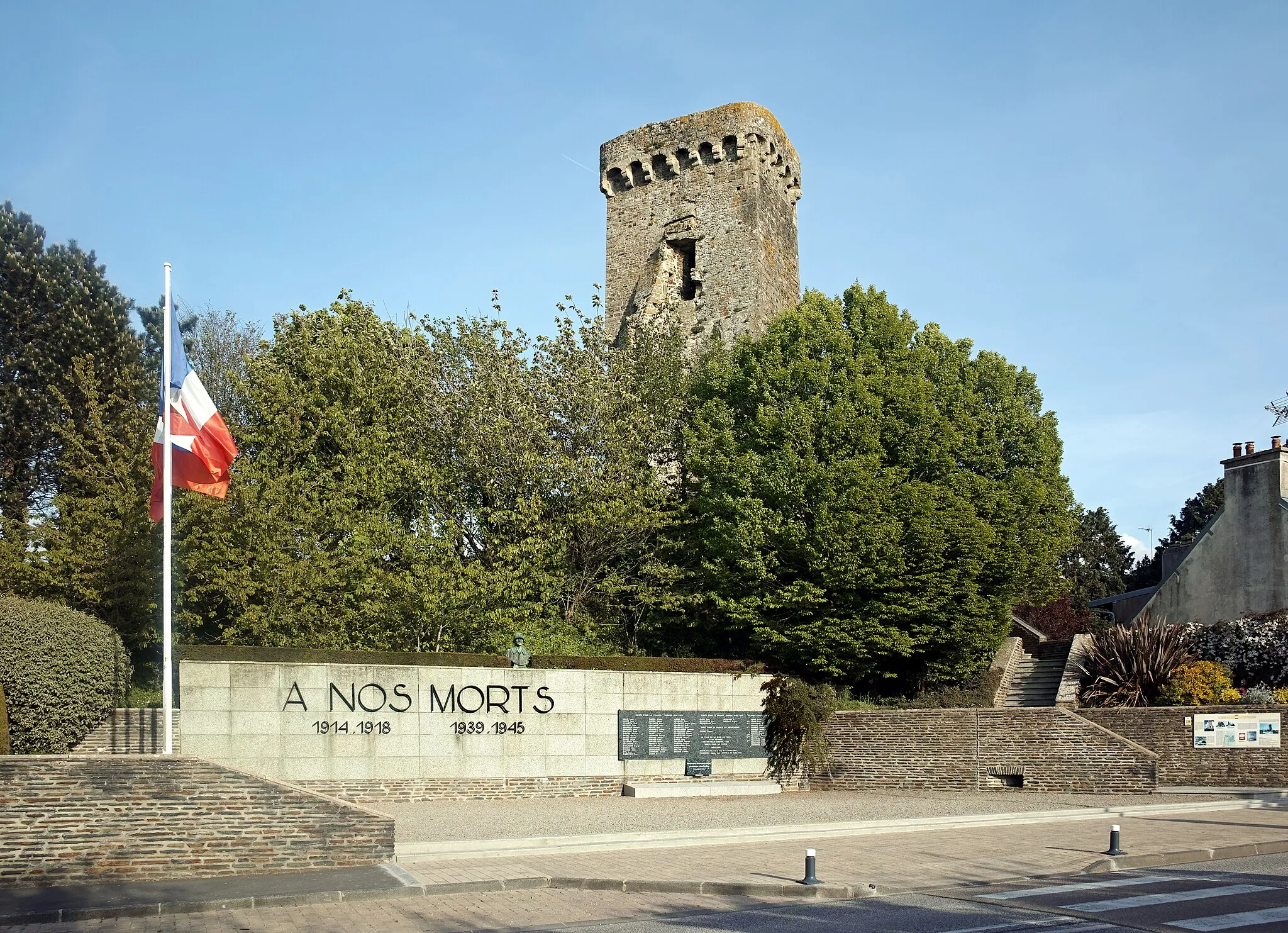 Photo showing: The war memorial in La Haye-du-Puits.