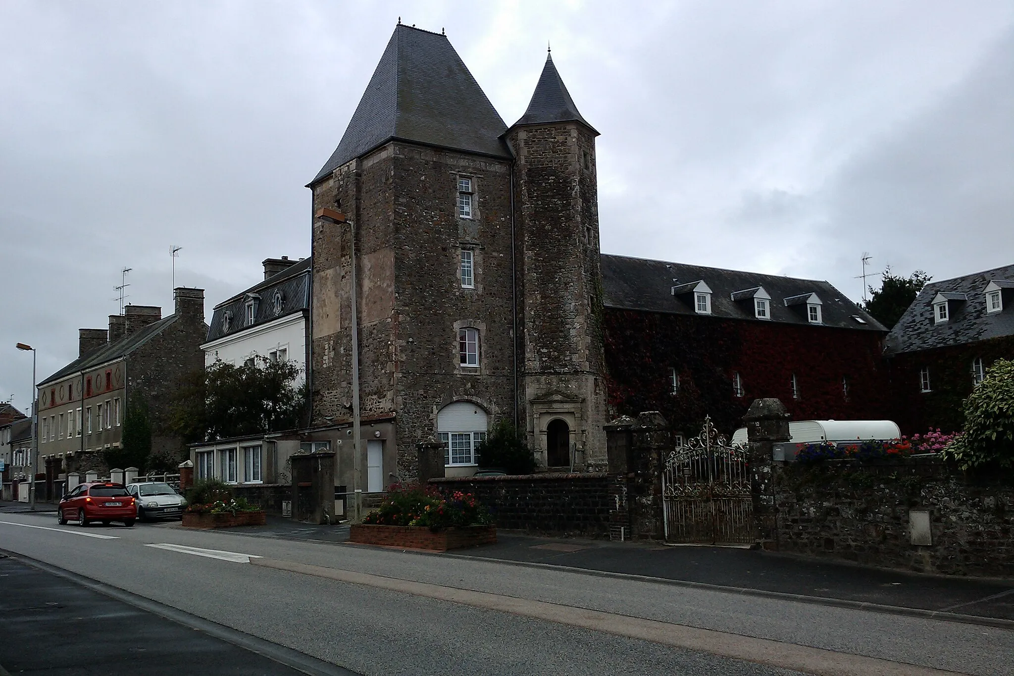 Photo showing: This building is classé au titre des monuments historiques de la France. It is indexed in the base Mérimée, a database of architectural heritage maintained by the French Ministry of Culture, under the reference PA00110428 .