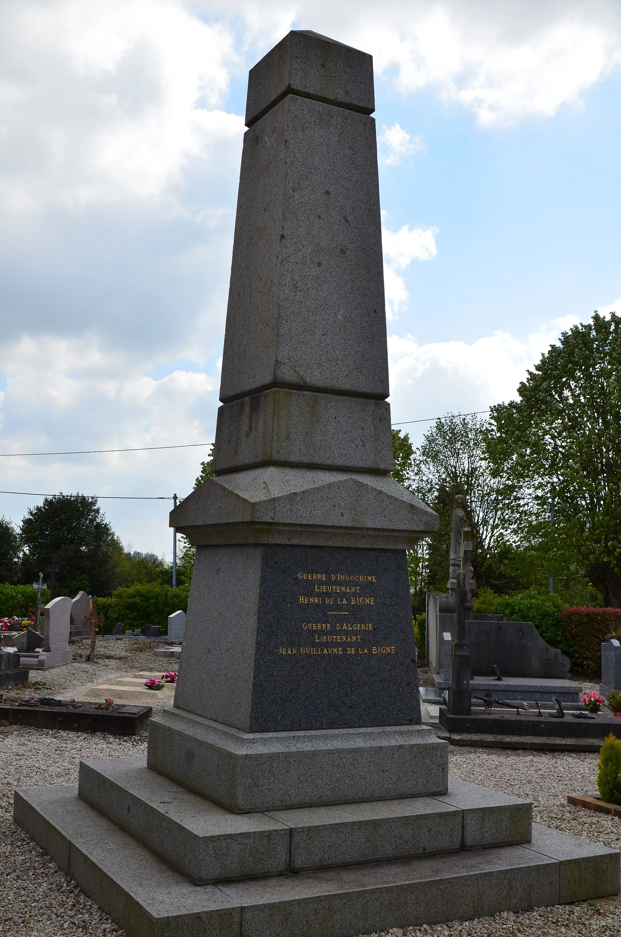 Photo showing: Monument aux morts des guerres d'Indochine et d'Algérie, situé dans le cimetière de l'église Saint-Martin de Le Theil-Bocage.