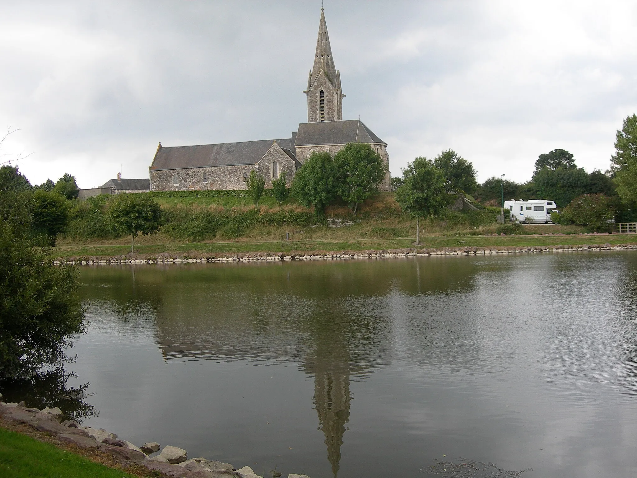 Photo showing: Eglise de La Feuillie et son reflet dans le plan d'eau.