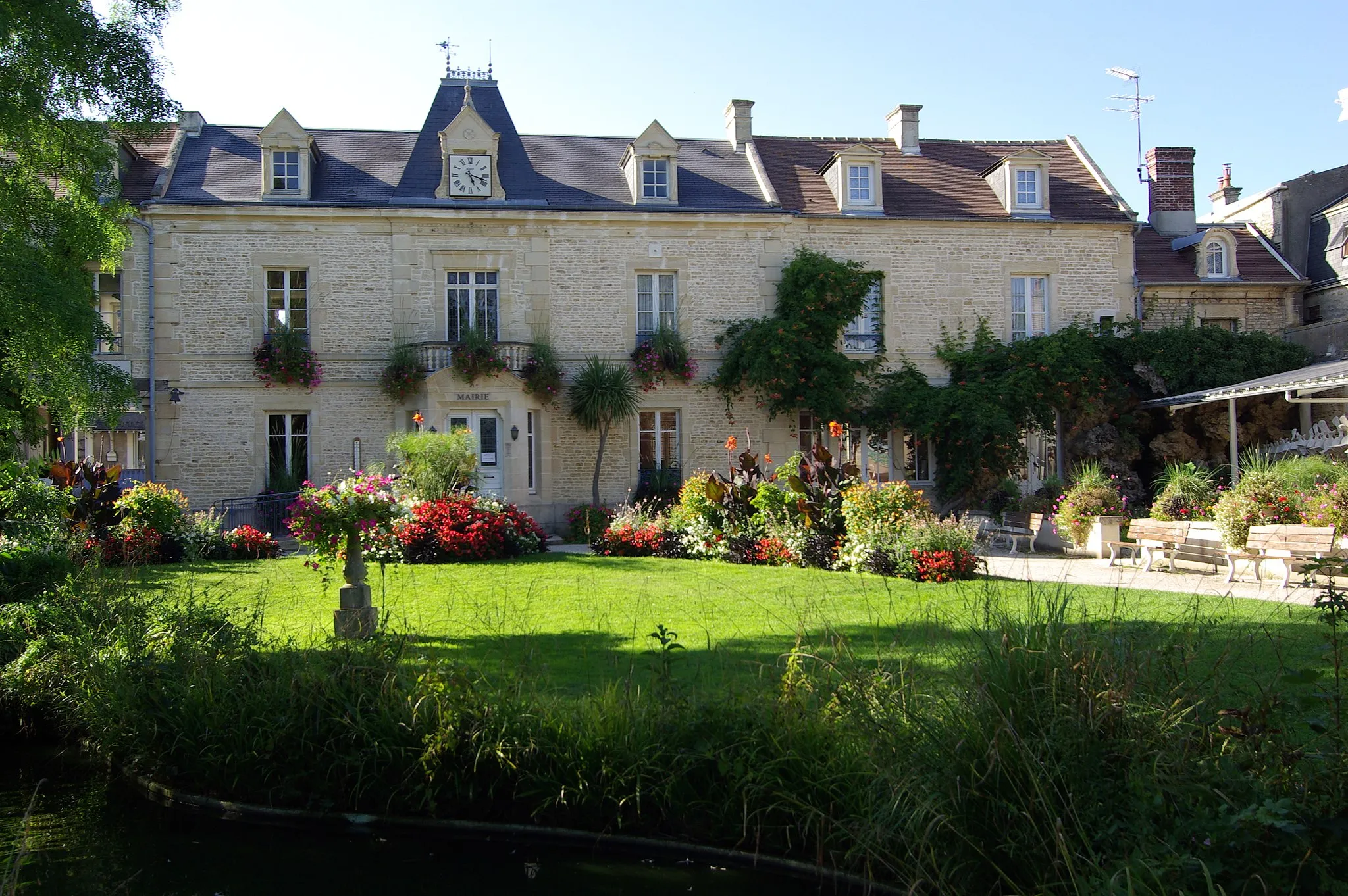 Photo showing: La mairie de Luc-sur-Mer côté jardin.