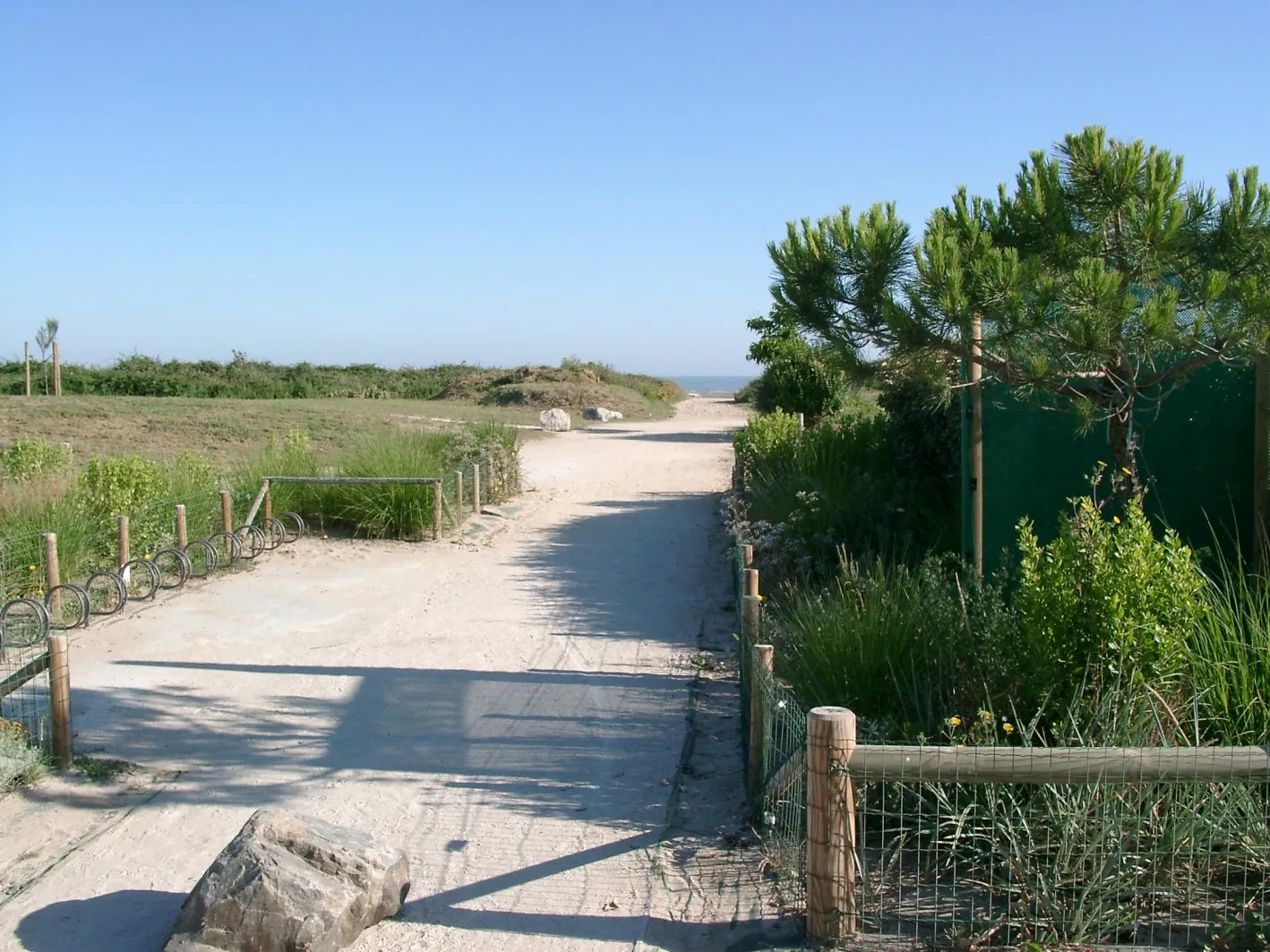 Photo showing: the footpath to the beach at Merville-Franceville-Plage,Calvados,Normandy