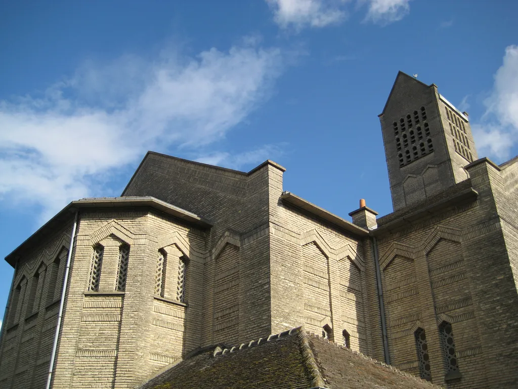 Photo showing: Chevet de l'église Sainte-Marie-Madeleine Postel construite en 1935-1936 par Pierre Auvray à Mondeville (Calvados, France)