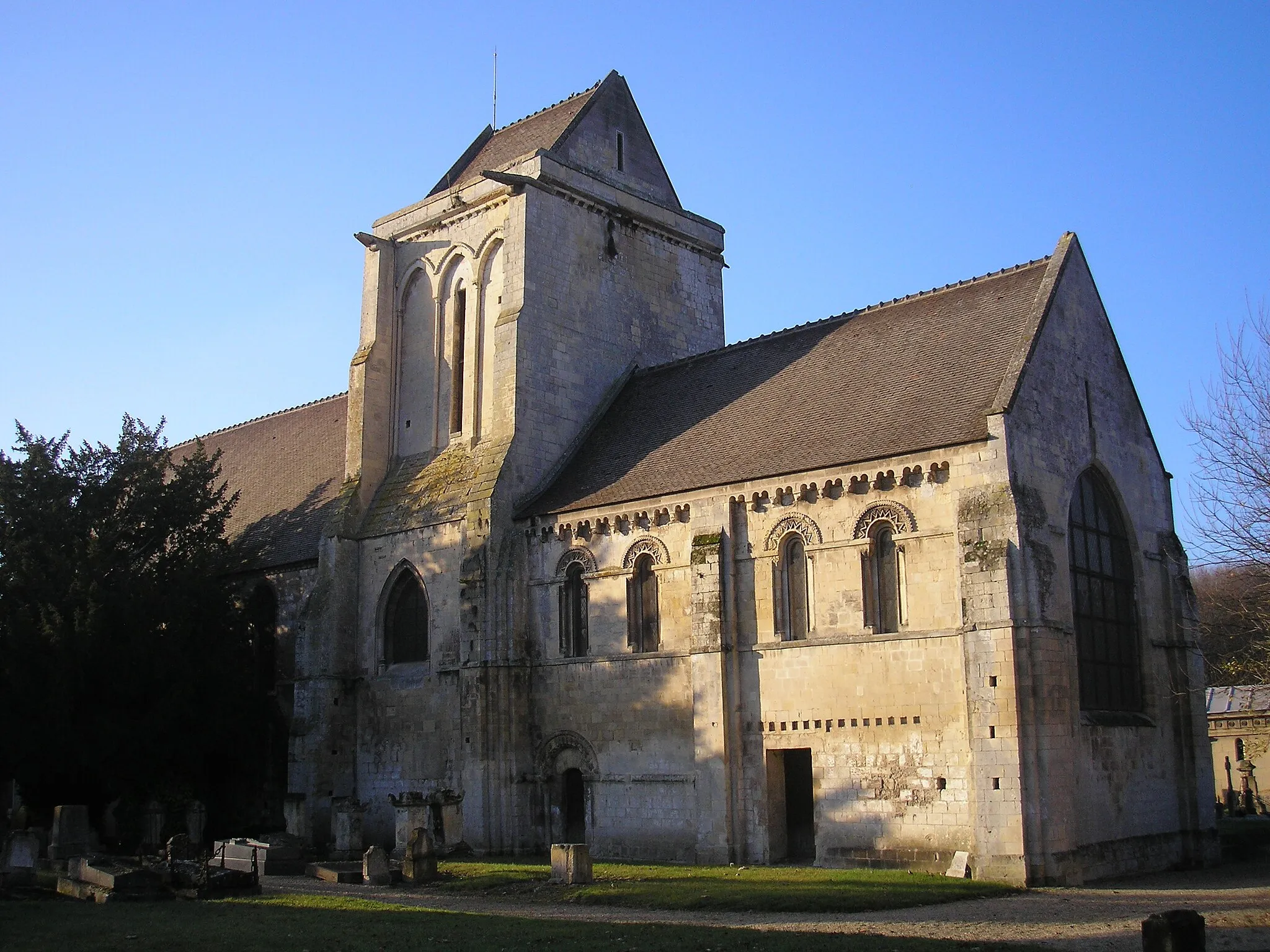Photo showing: Façade méridionale de l'église Notre-Dame-des-Prés, dite la Vieille église, à Mondeville (Calvados, France).