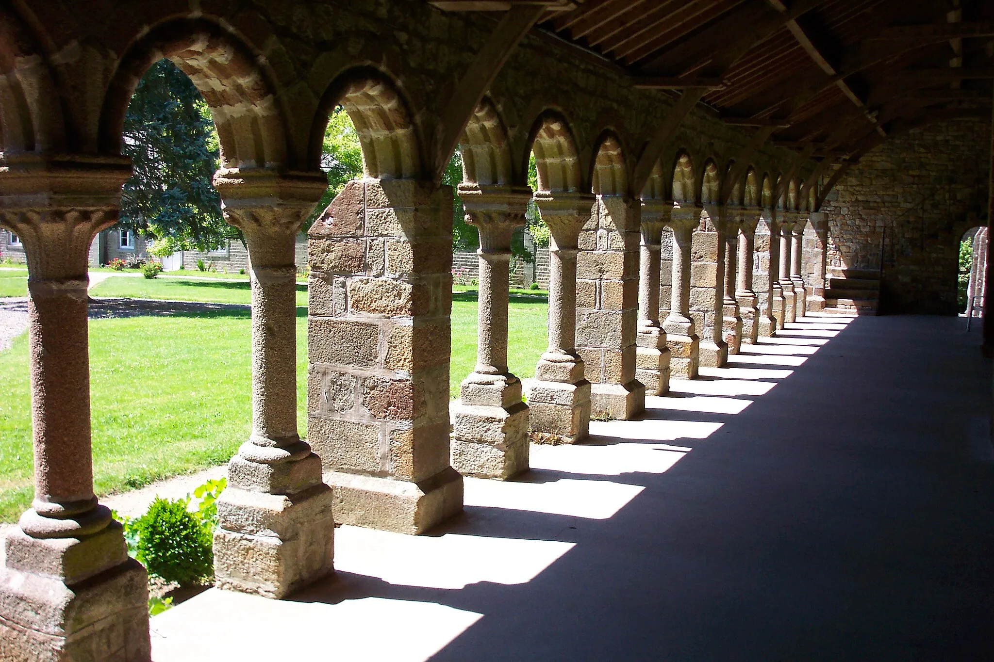 Photo showing: photographie du cloître de l'Abbaye blanche de Mortain