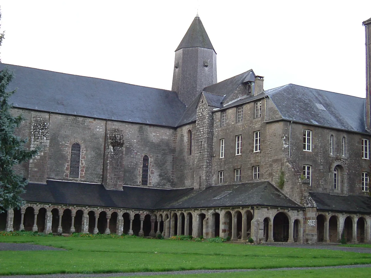 Photo showing: photographie de l'abbaye blanche de Mortain