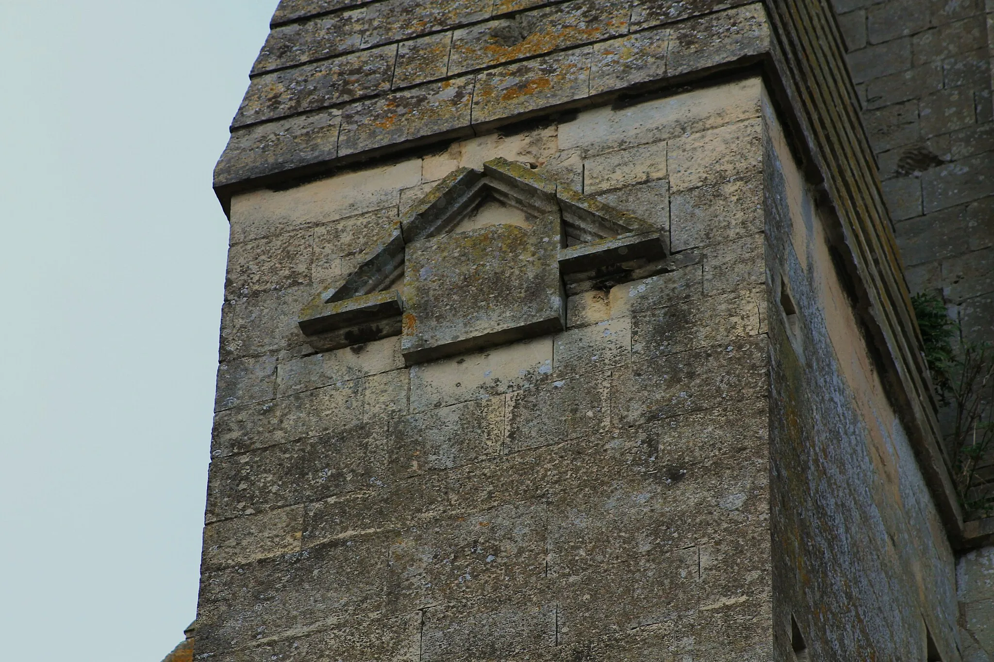 Photo showing: Sculpture sur l'église Saint-Samson (triangle maçonnique, Trinité, Providence, cadran solaire?) Ouistreham (Calvados)