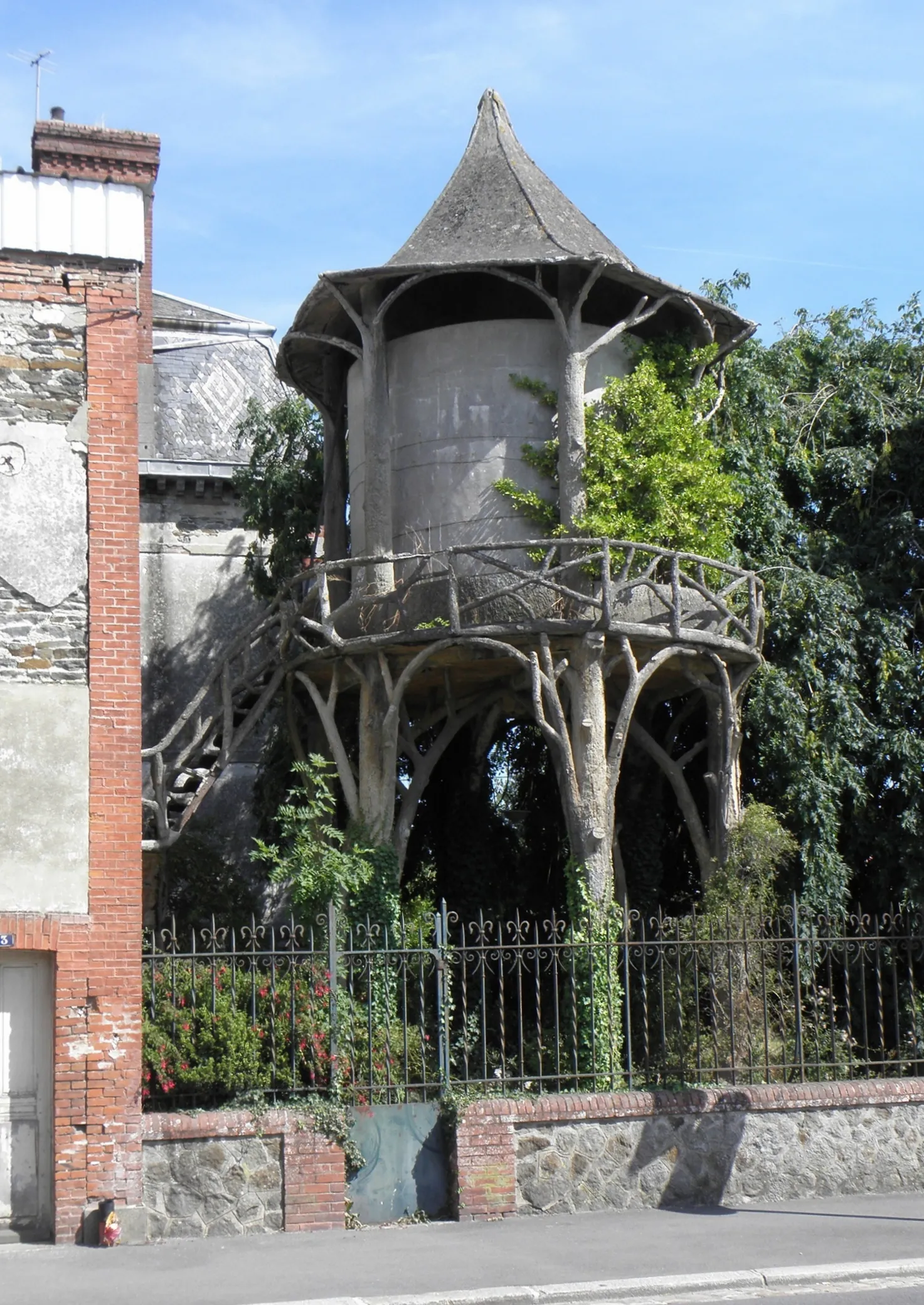 Photo showing: Villa Bailleul, sise à Pontorson (50). La citerne.