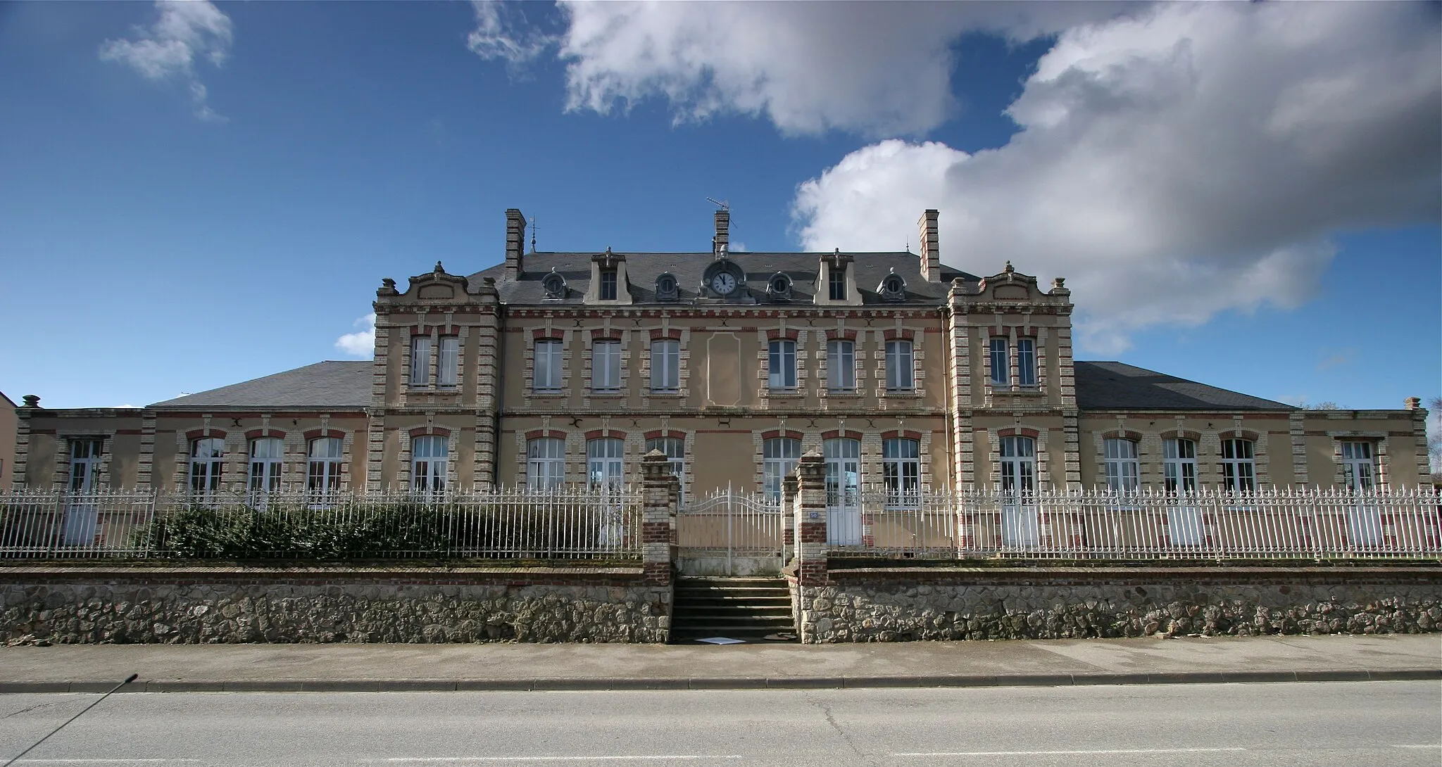 Photo showing: Ancienne école des filles devenu depuis peu la nouvelle Mairie, Potigny, Calvados