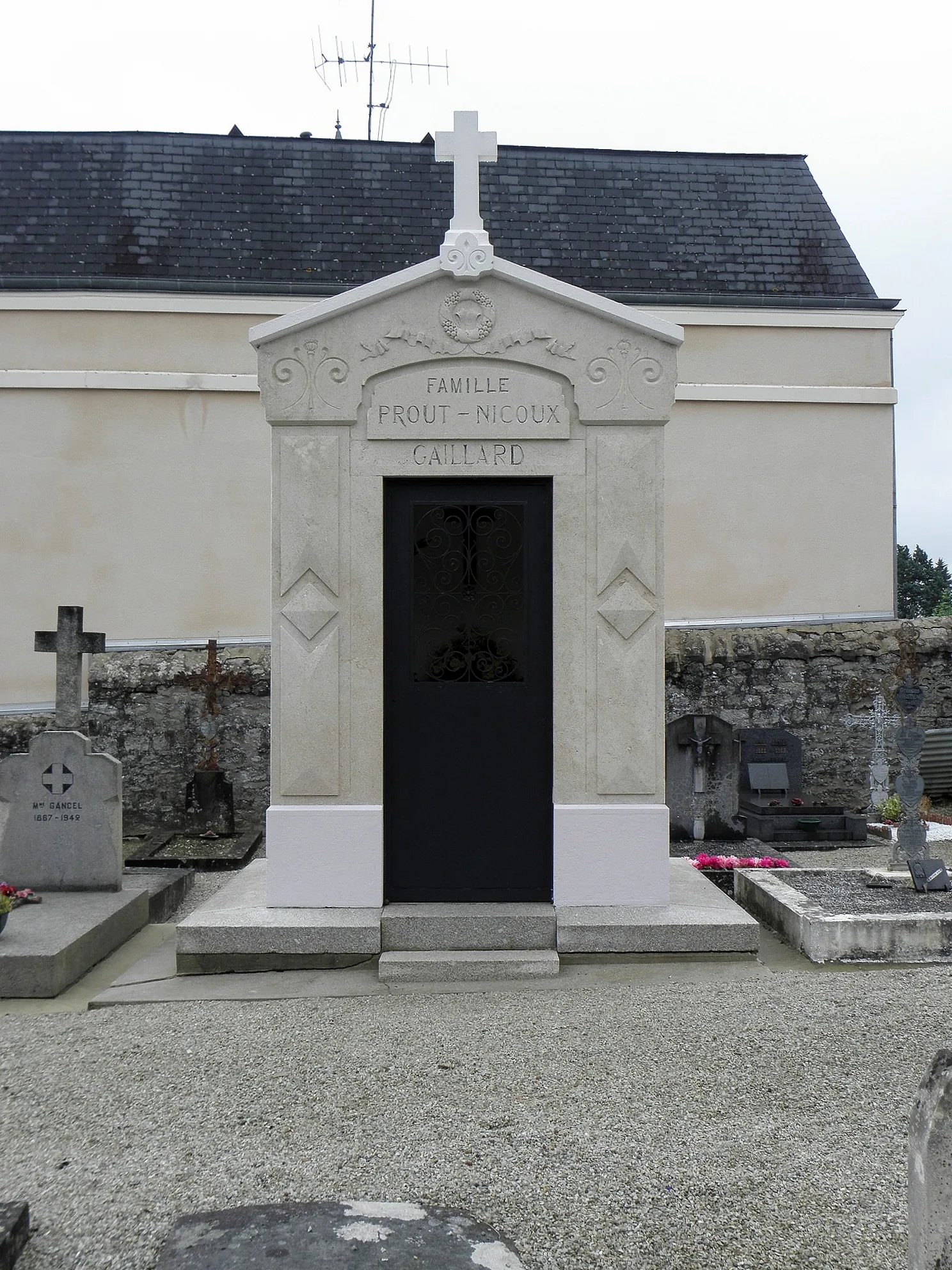 Photo showing: Vieux cimetière de Saint-Germain-du-Corbéis (61). Chapelle des familles Prout, Nicoux et Caillard.