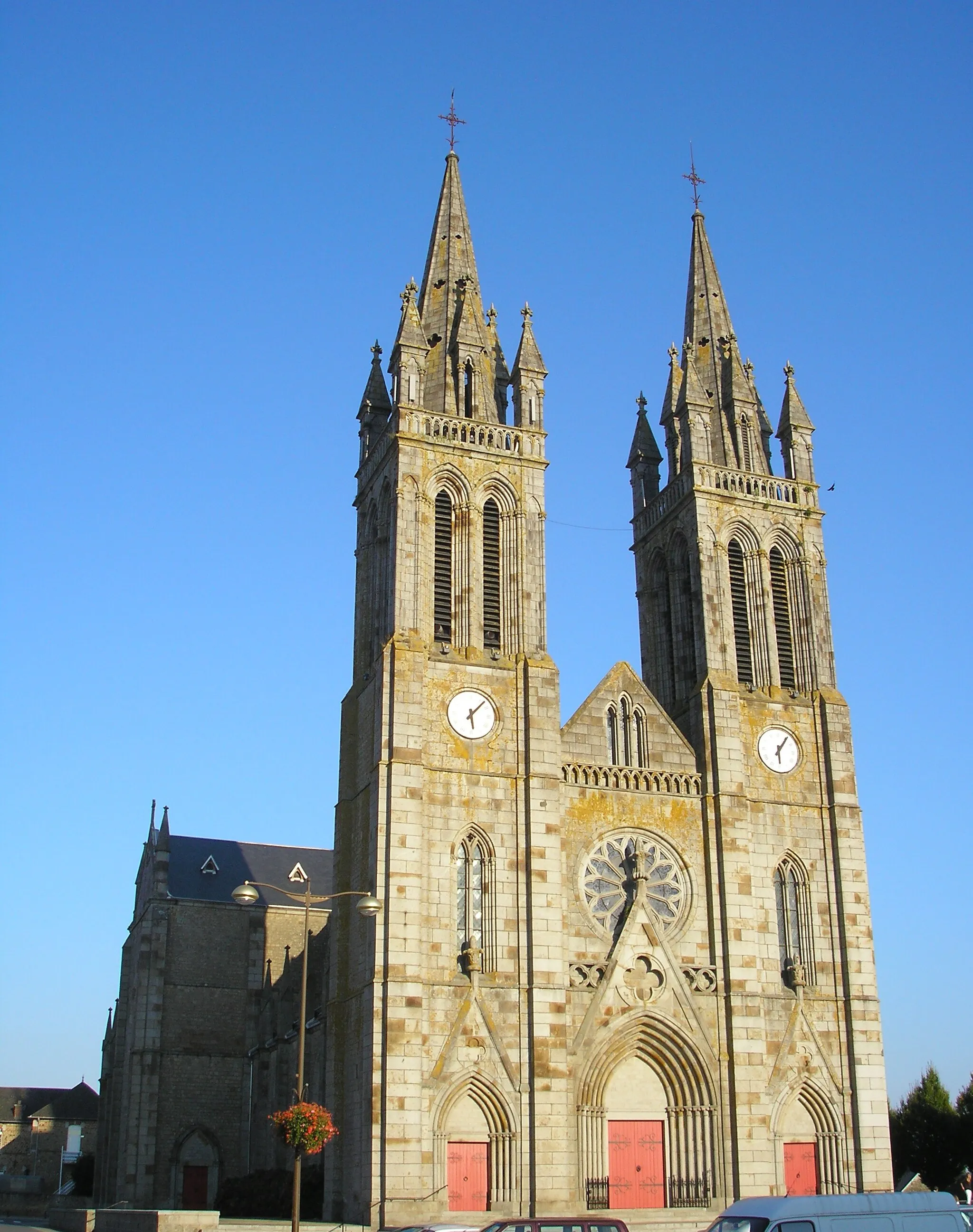 Photo showing: Saint-Hilaire-du-Harcouët (Normandie, France). Façade de l'église Saint-Hilaire.
