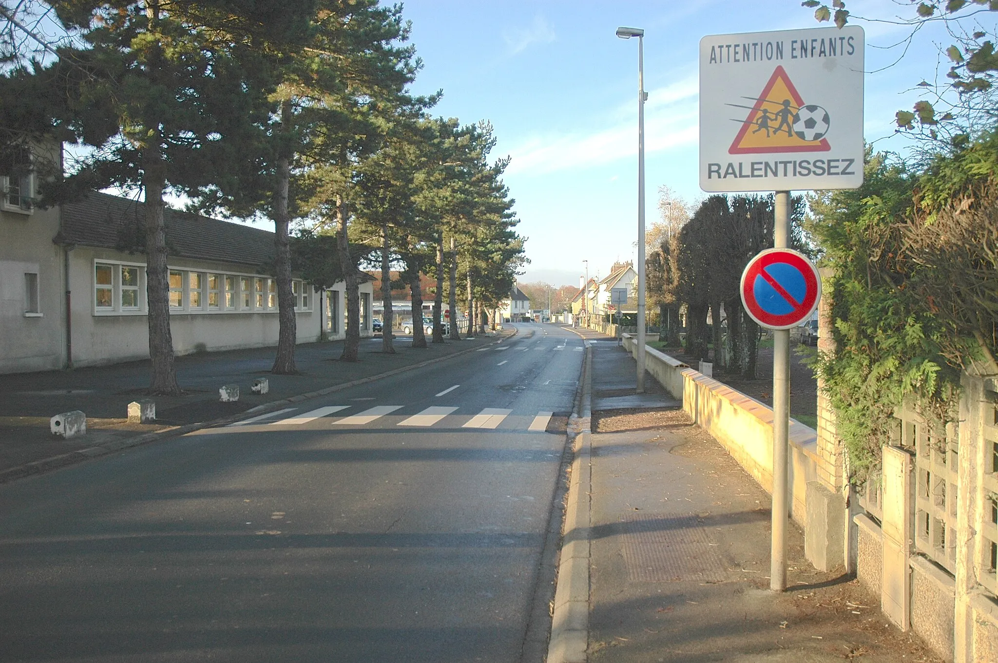 Photo showing: Entry from East into Saint Martin-de-Fontenay