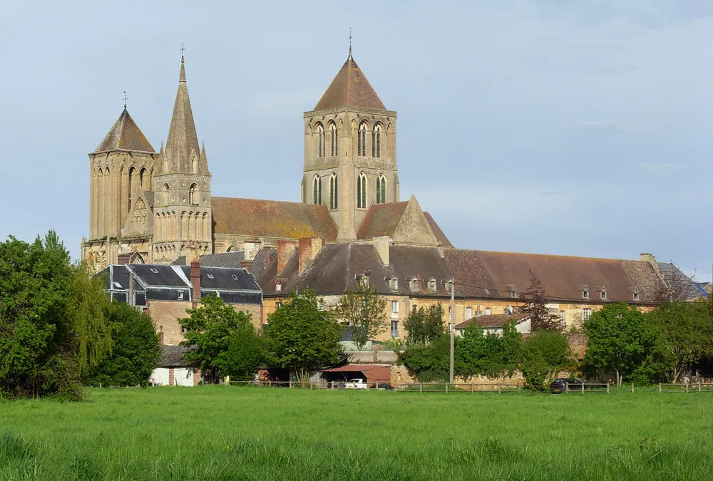 Photo showing: Abbaye bénédictine de saint-Pierre-sur-Dives. Vue d'ensemble côté sud.