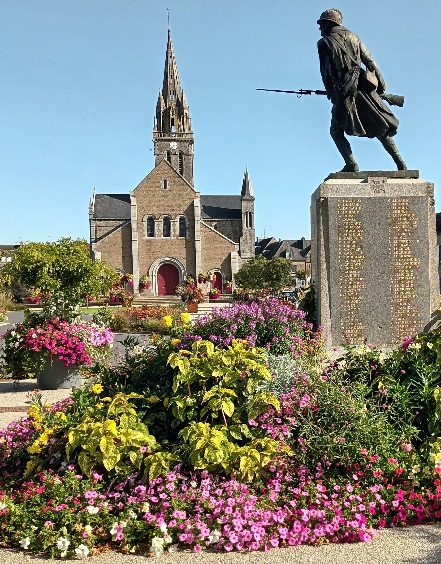 Photo showing: Sourdeval: église Saint Martin avec monument de guerre 14-18