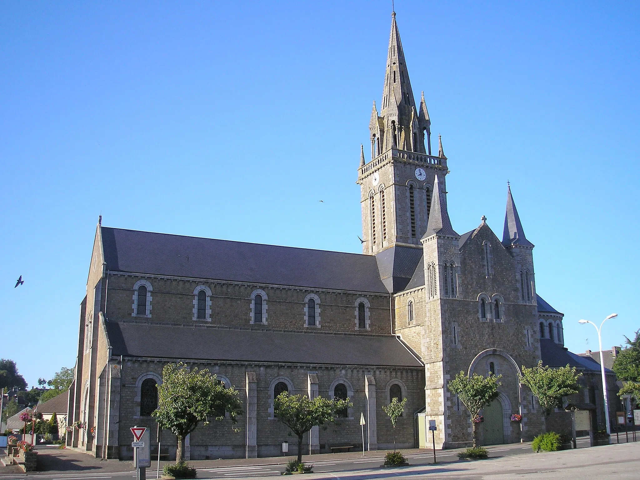 Photo showing: Sourdeval (Normandie, France). L'église.