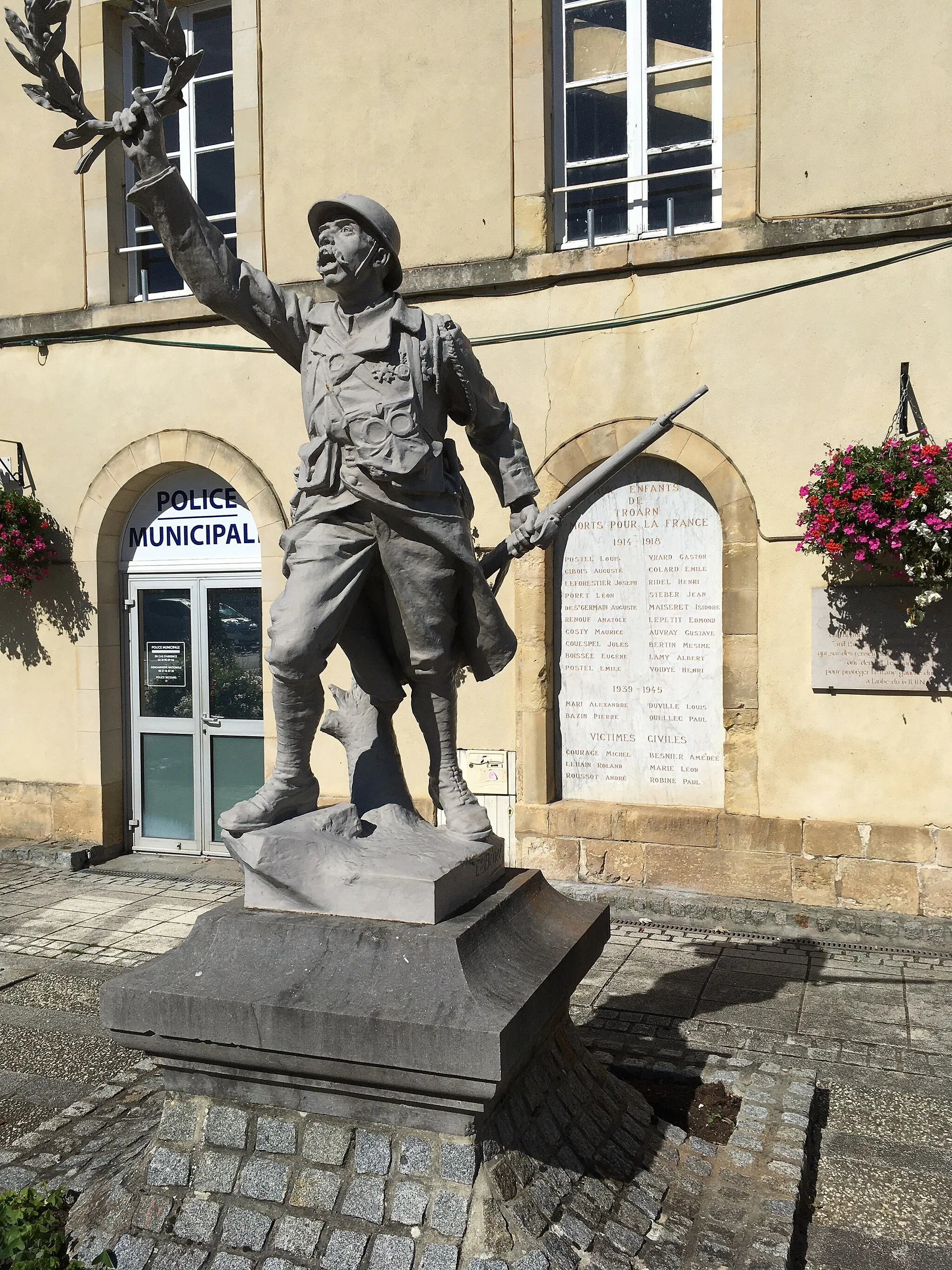 Photo showing: Monument aux morts devant l'ancienne mairie de Troarn ainsi qu'une plaque dédiée aux 3rd Parachute Squadron Royal Engineers