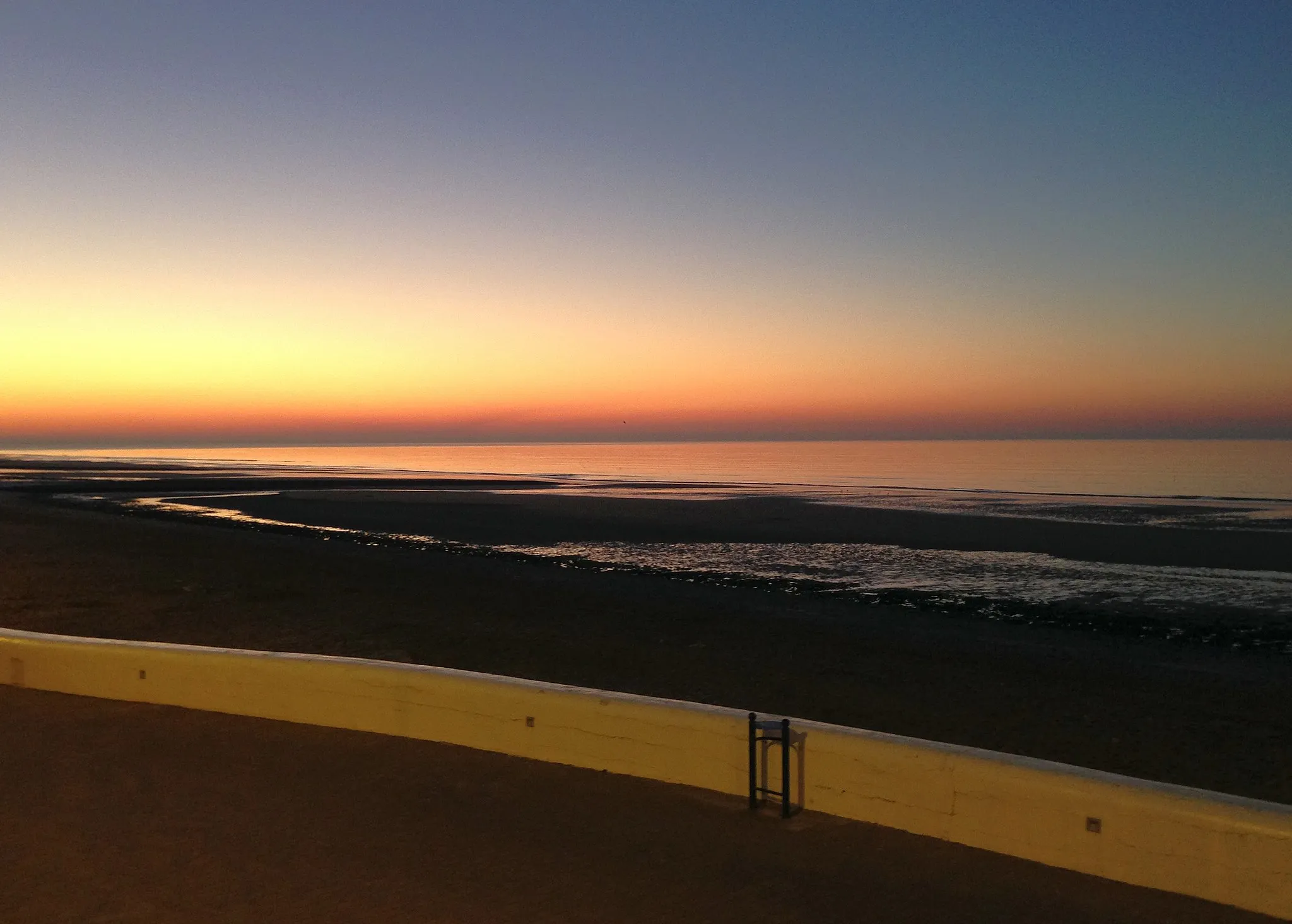 Photo showing: Soleil couchant de novembre sur la mer et la plage de Villers-sur-Mer (Calvados)