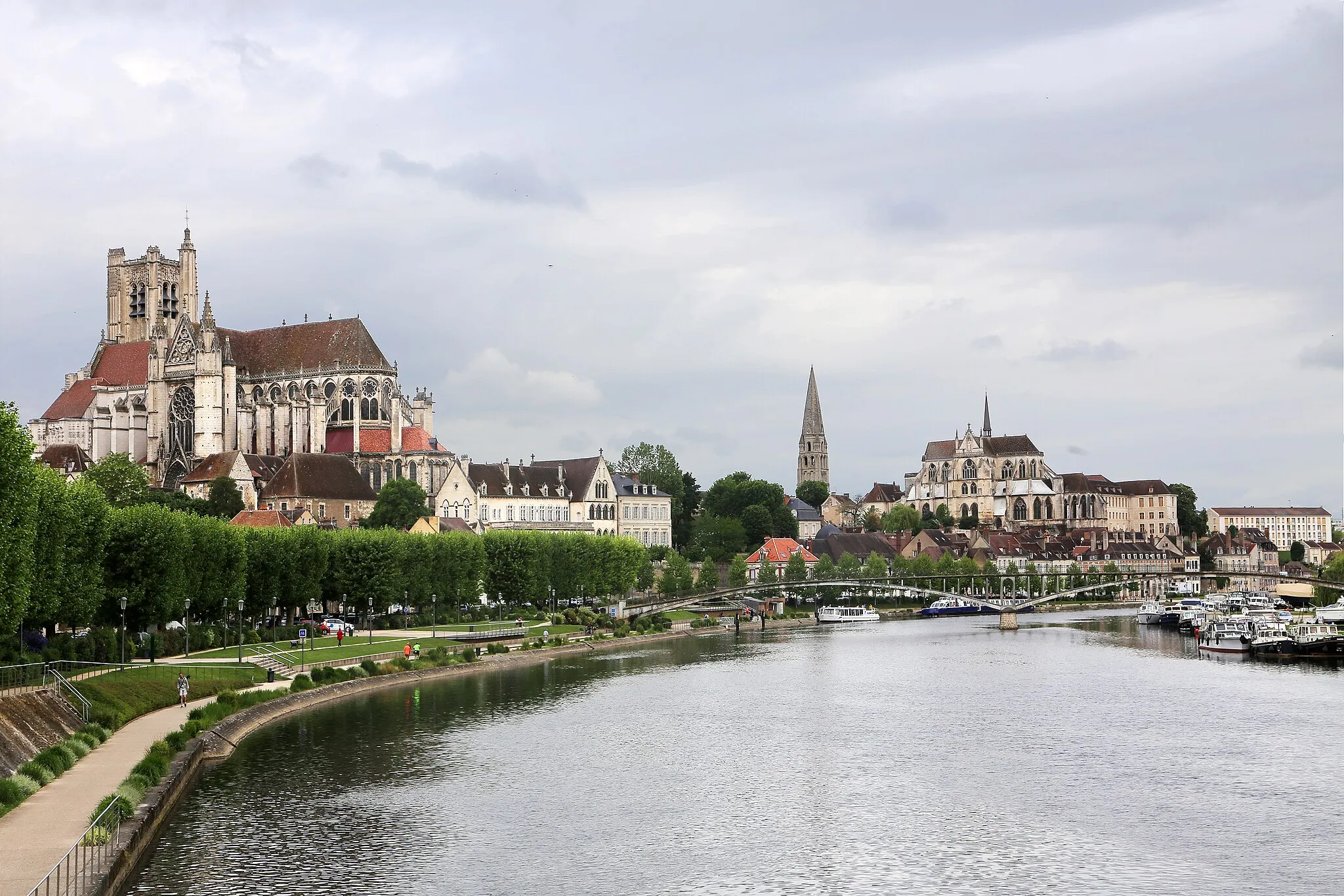 Photo showing: View of Auxerre, a French town with about 35,000 inhabitants in the northwestern part of the Burgundy-Franche-Comté region, in the Yonne department. Auxerre Cathedral on the left, the tower of the Saint-Germain church in the center and the former Saint-Germain Abbey on the right. In the foreground the bridge over the river Yonne.