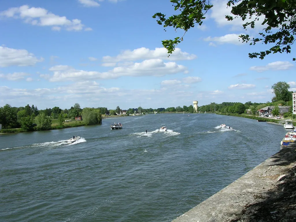 Photo showing: Auxonne, Burgundy, France, Sport nautique sur la Saône