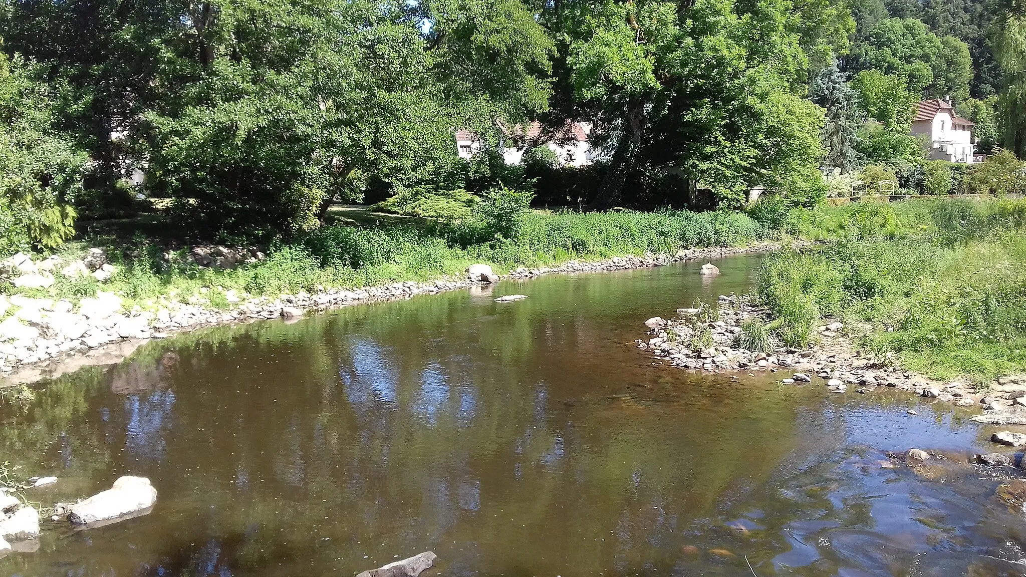 Photo showing: Miroir d'eau localisé à côté de l'échancrure du seuil de l'ancien moulin à eau sur la rivière Cousin à Avallon (Yonne, Bourgogne-Franche-Comté, France).