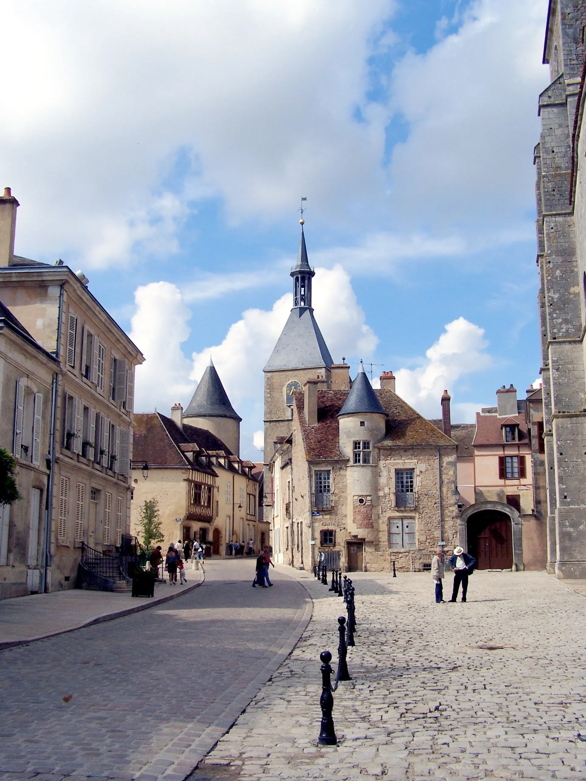 Photo showing: Avallon dans l'Yonne - Tour de l'Horloge et maison des Sires de Domecy sur la Place Saint Lazare.

Août 2006