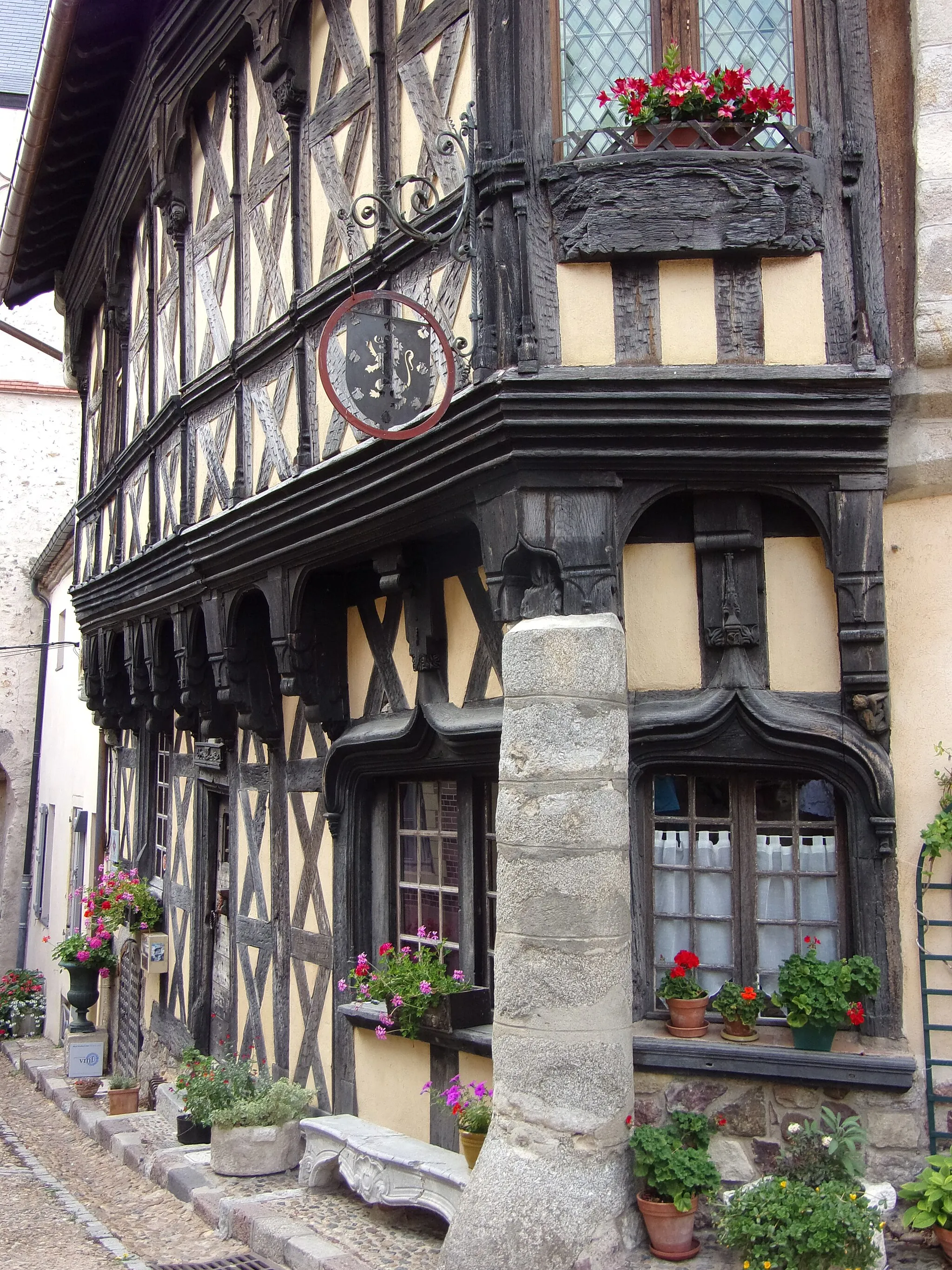 Photo showing: This building is indexed in the base Mérimée, a database of architectural heritage maintained by the French Ministry of Culture, under the reference PA00113126 .