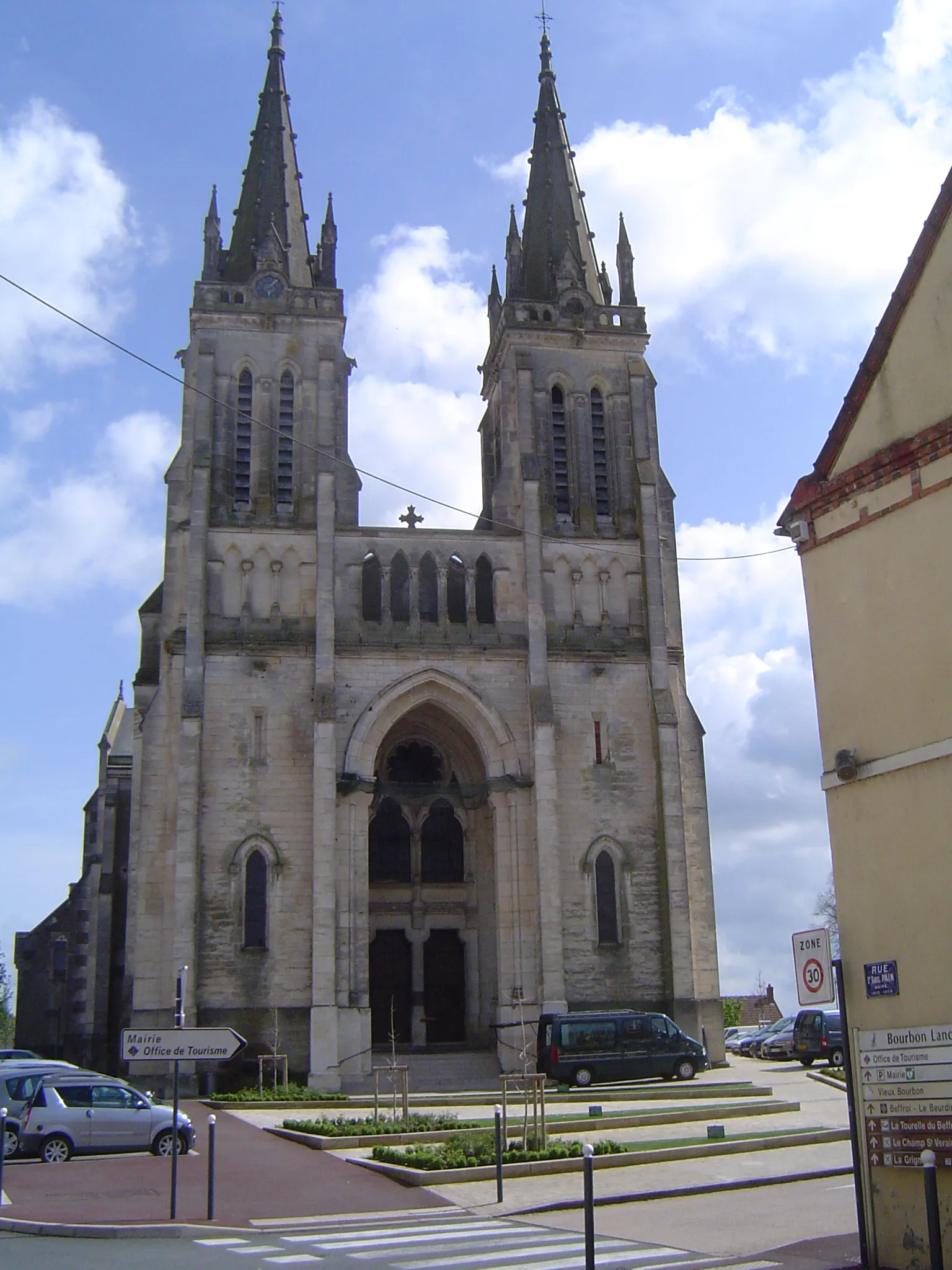 Photo showing: Bourbon-Lancy - L'église