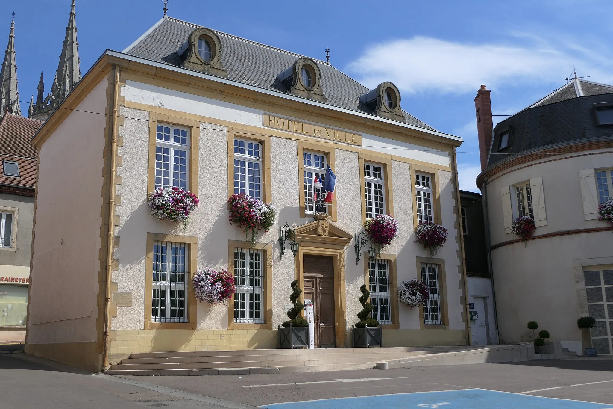 Photo showing: Bourbon-Lancy,  hôtel de ville