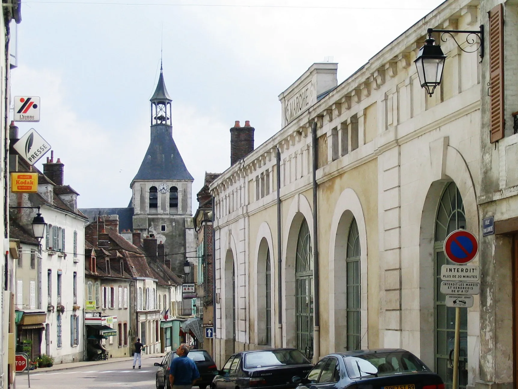 Photo showing: Brienon-sur-Armançon, marché, collégiale