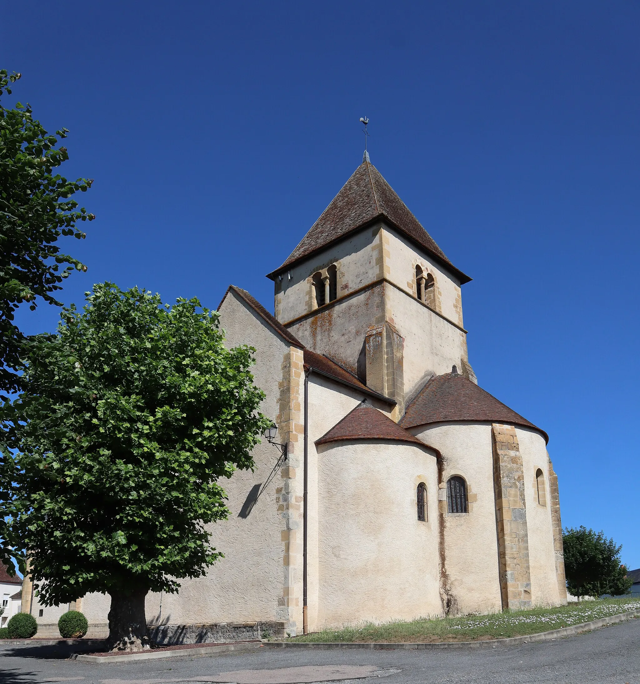 Photo showing: Extérieur de l'église Saint-Pierre de Cercy-la-Tour (58).