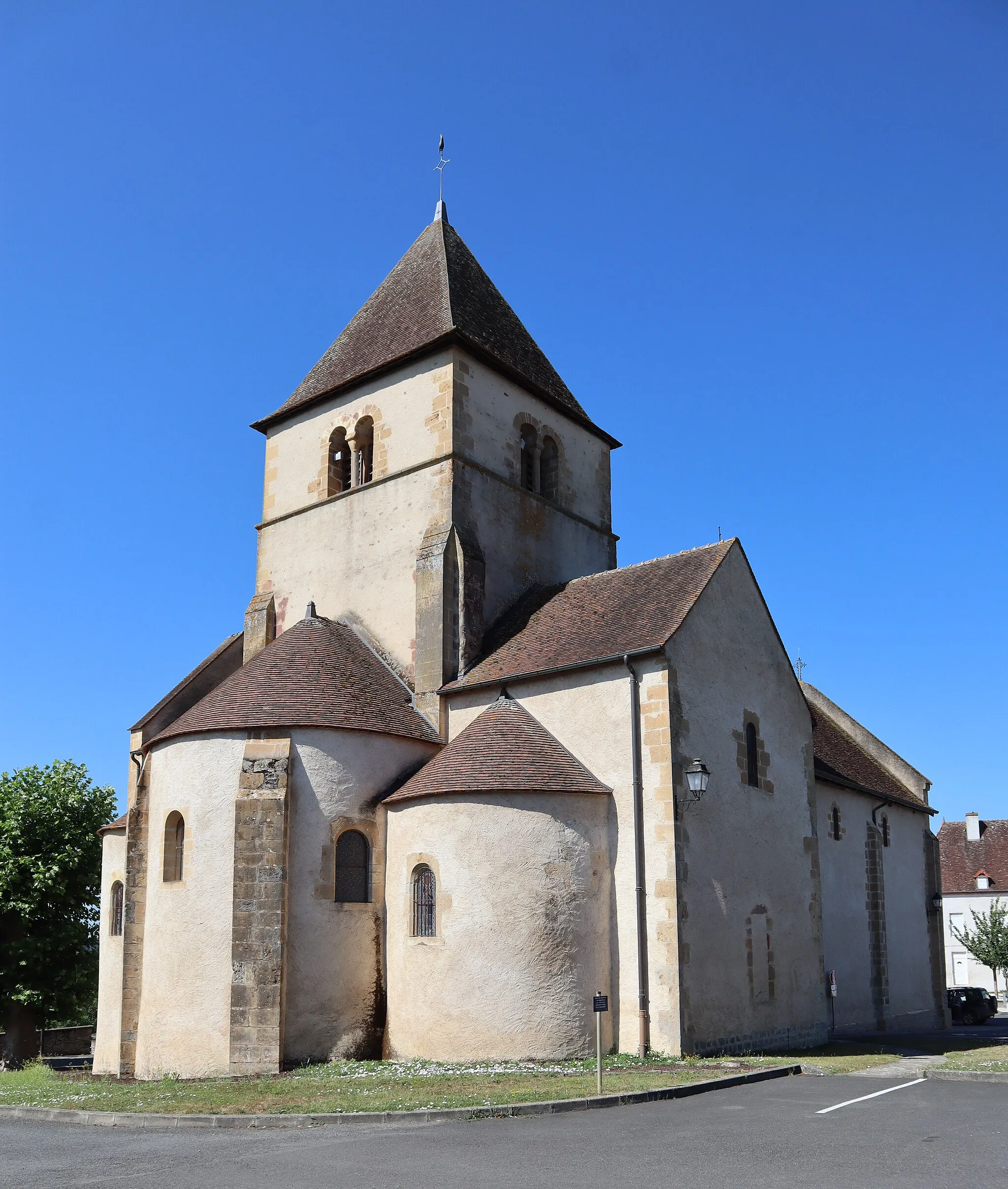 Photo showing: Extérieur de l'église Saint-Pierre de Cercy-la-Tour (58).