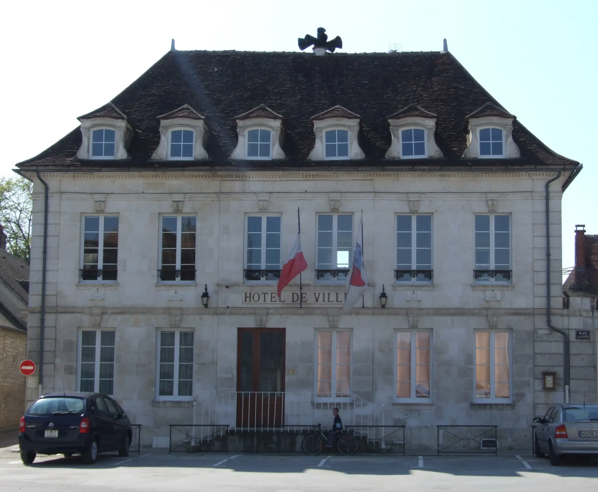 Photo showing: Town hall, Chablis,  Burgundy, FRANCE