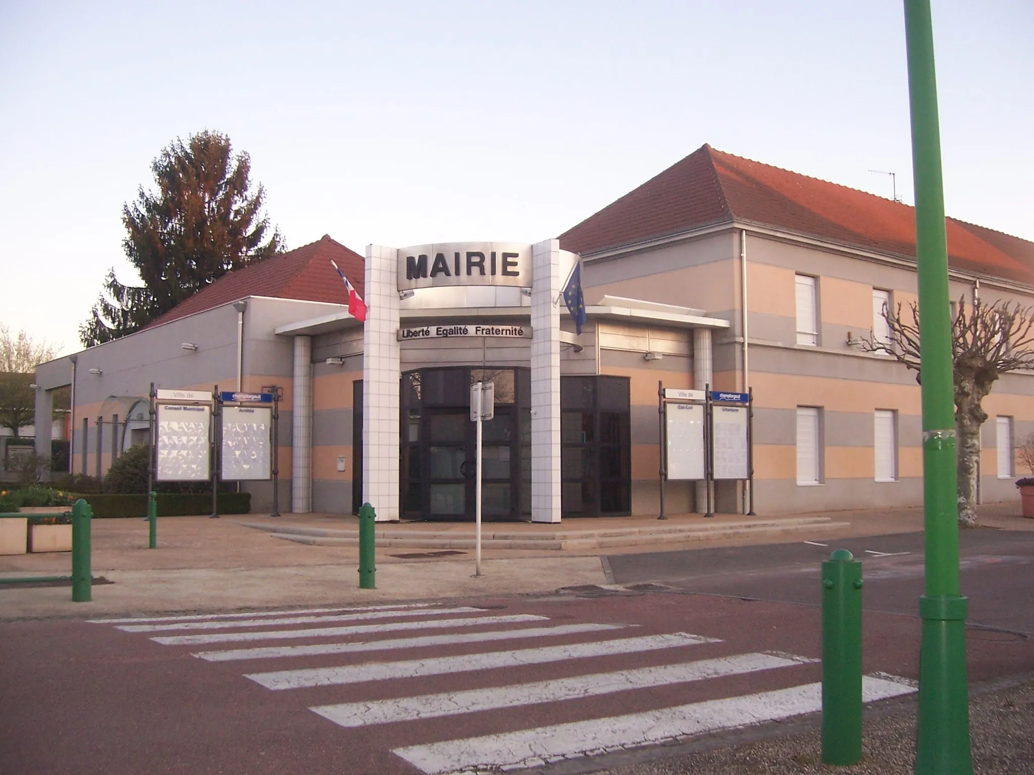 Photo showing: Mairie de Champforgeuil