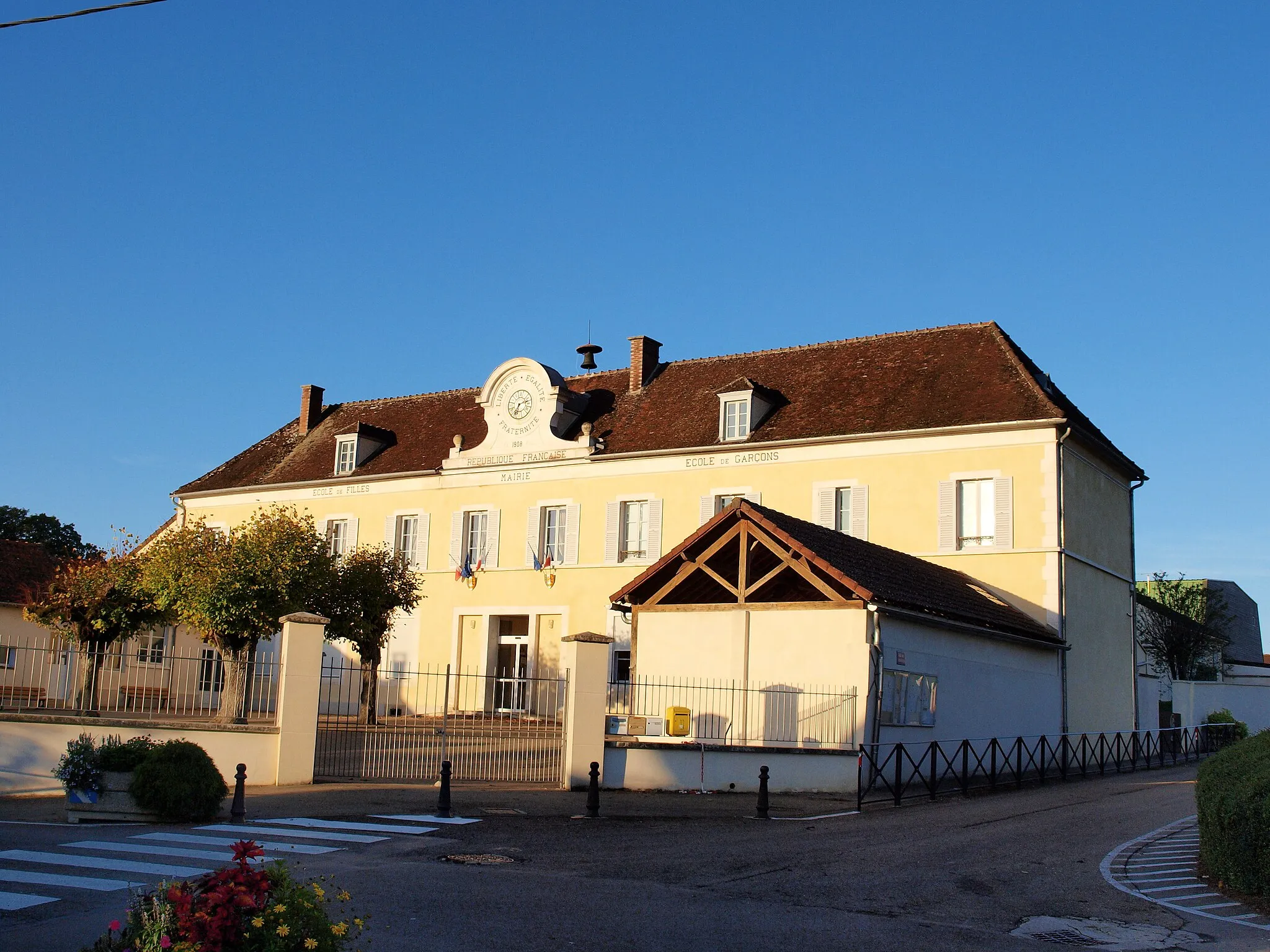 Photo showing: Charbuy (Yonne, France) ; la mairie.