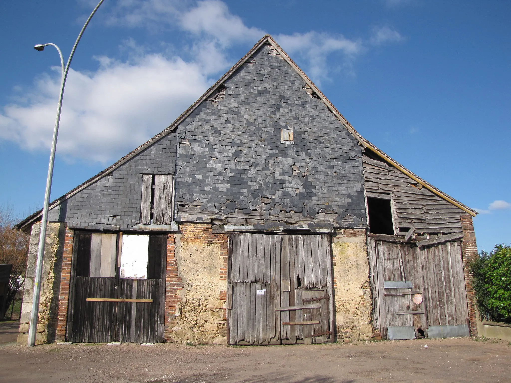 Photo showing: Charny, Yonne, Bourgogne, France. The tithe barn