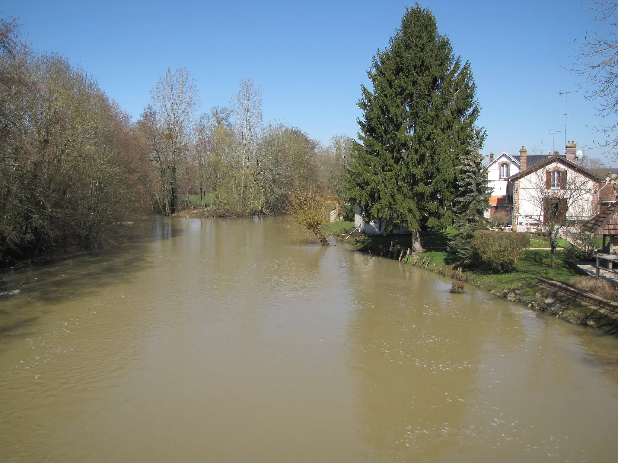 Photo showing: The Ouanne river in Charny, Yonne, North Burgundy, France ; in the rue des Ponts, looking downstream. Light flooding on March 13, 1013.